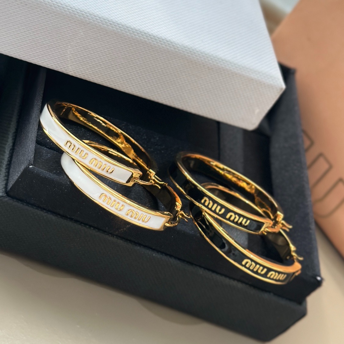 미우미우 신상 에나멜 서클 귀걸이