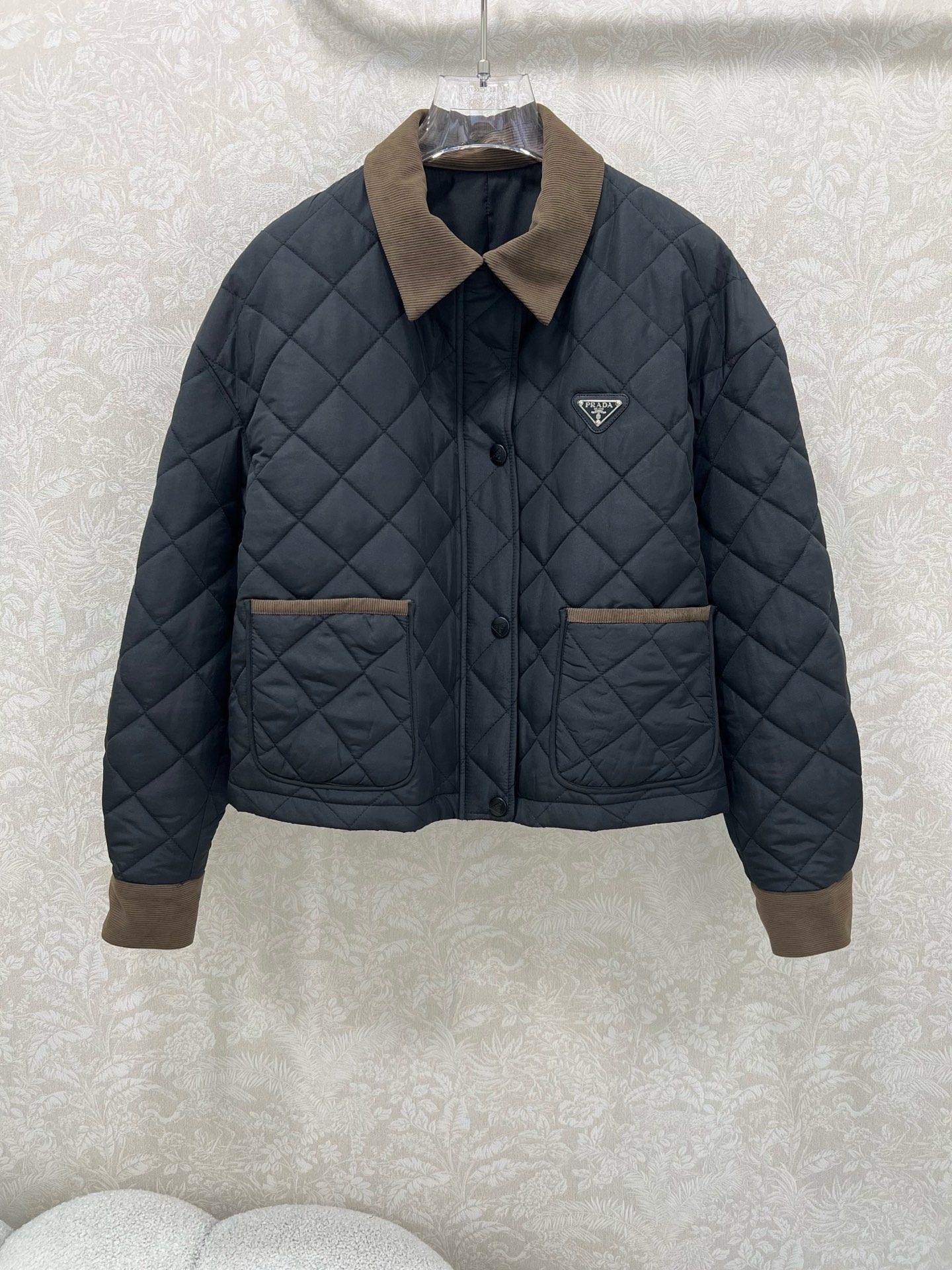 프라다 25 신상 퀼팅 숏 패딩