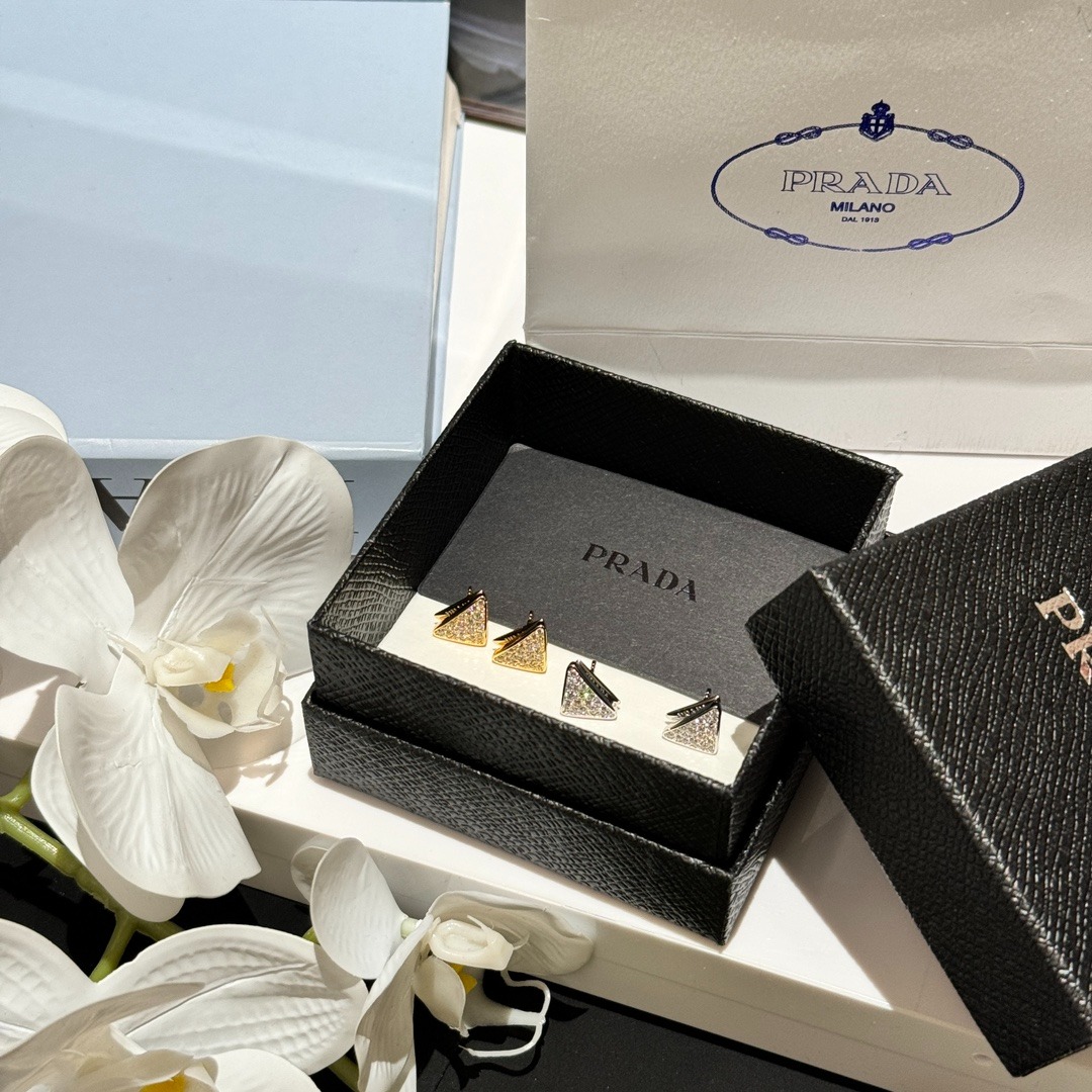 프라다 신상 삼각 올 큐빅 귀걸이