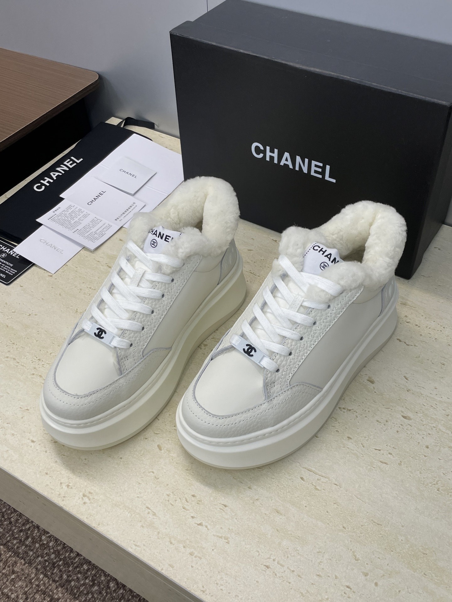 샤넬 신상 퍼 통굽 스니커즈