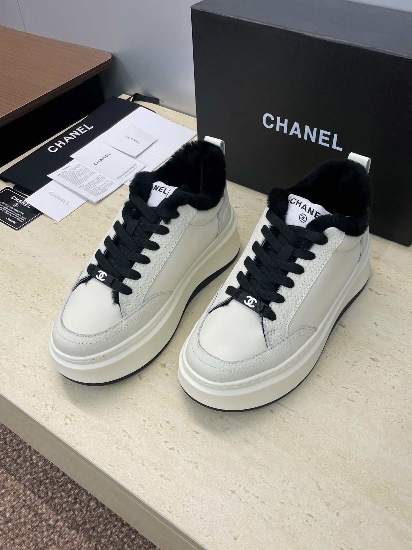 샤넬 신상 퍼 통굽 스니커즈