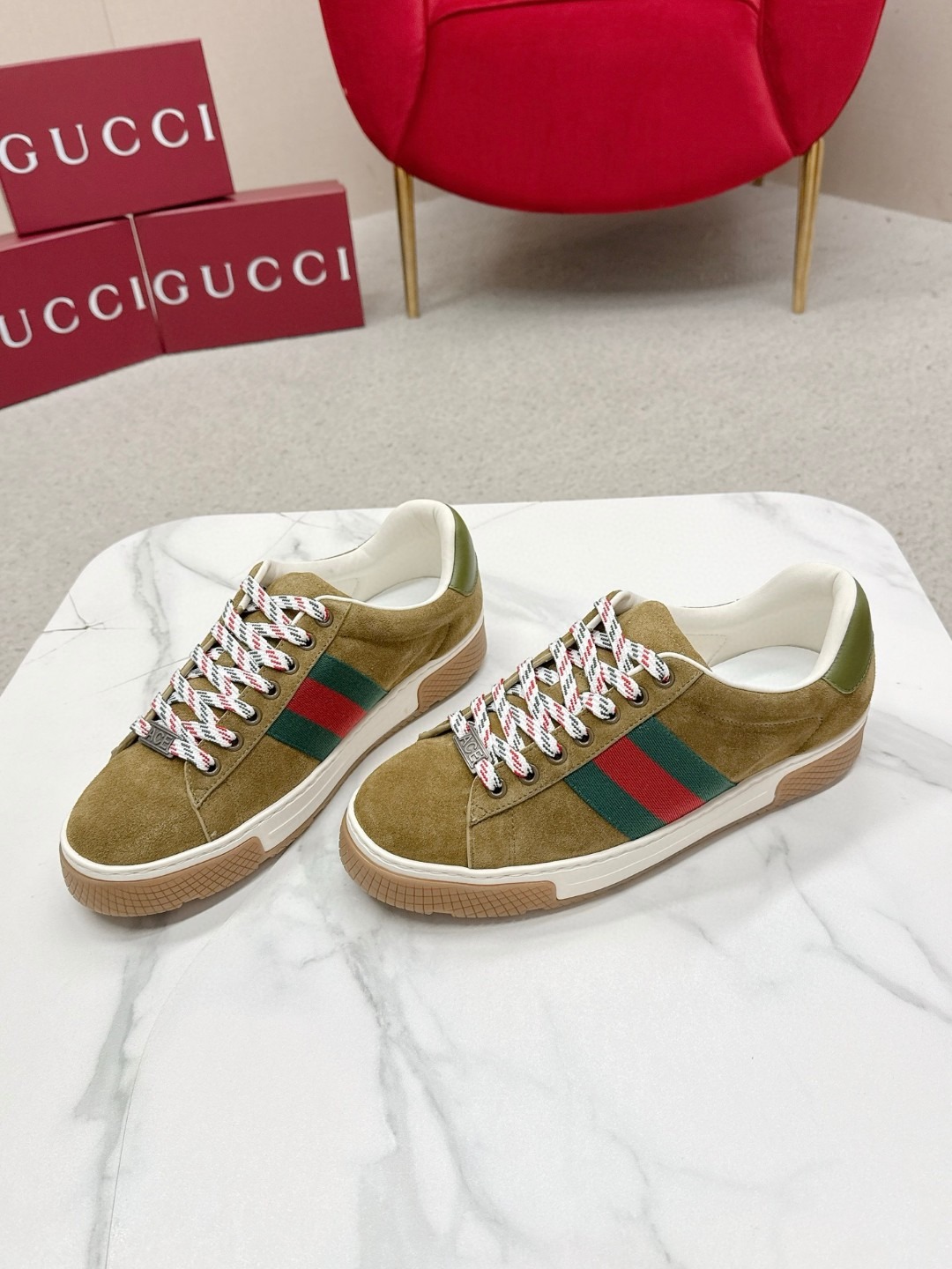 구찌 ACE 로우탑 가죽 스니커즈