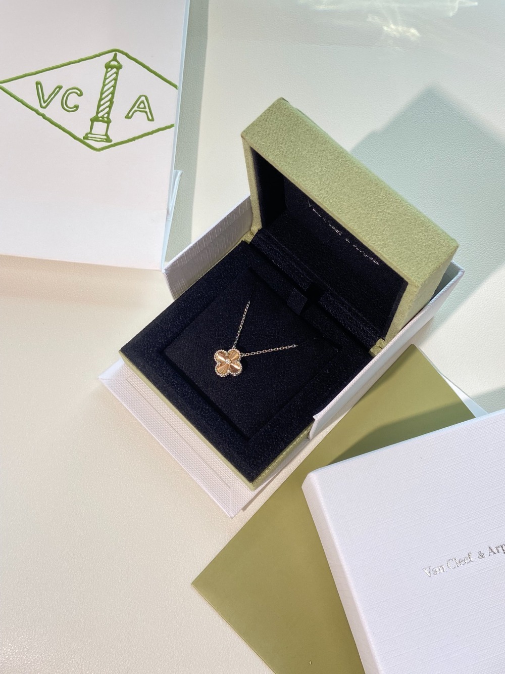 반클리프 24 홀리데이 리미티드 에디션 빈티지 알함브라 목걸이