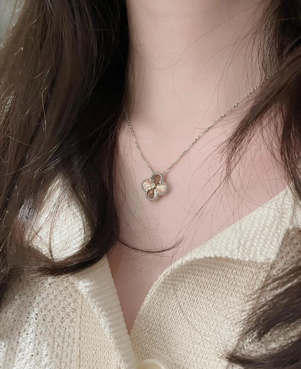 반클리프 24 홀리데이 리미티드 에디션 빈티지 알함브라 목걸이