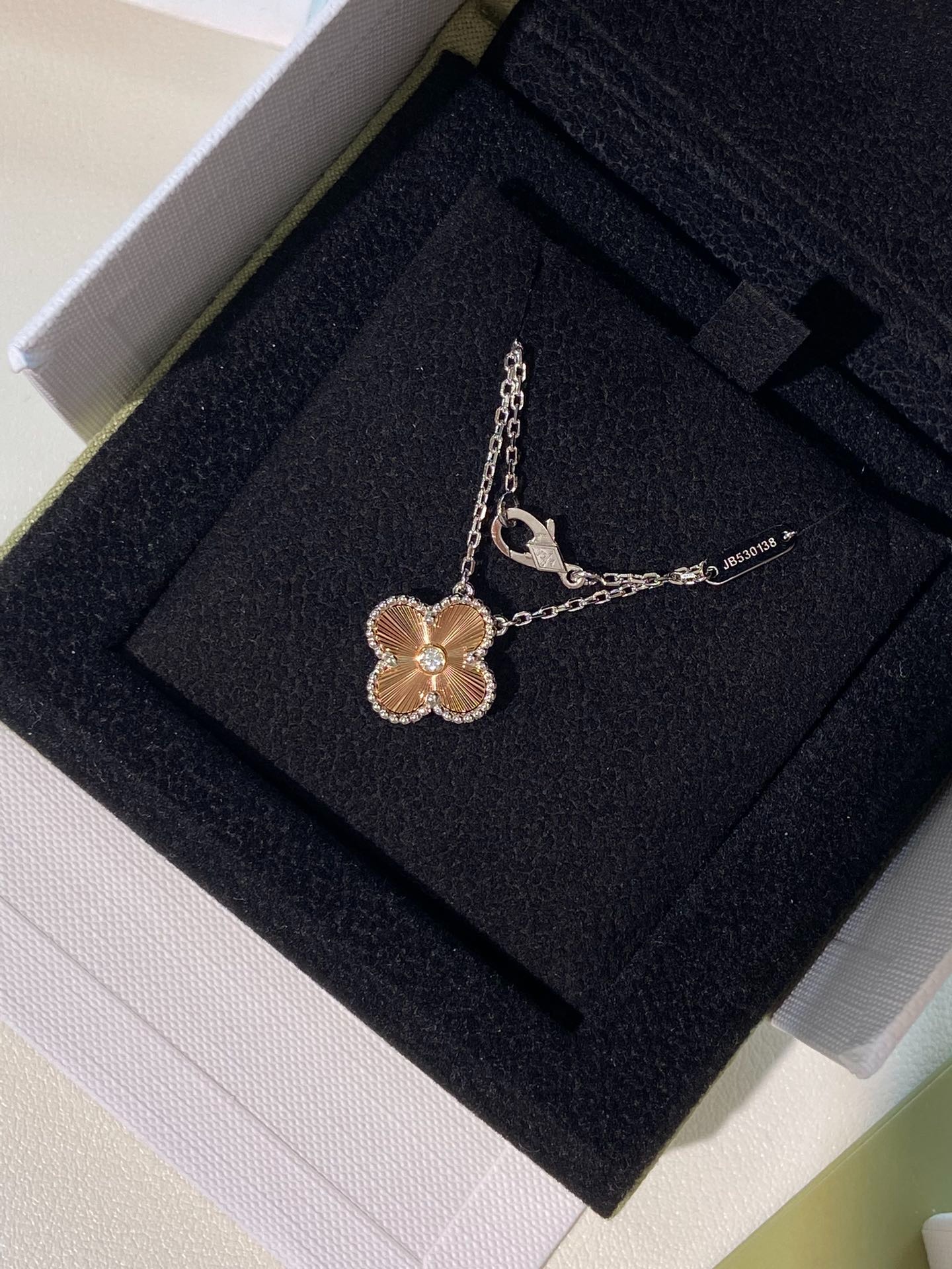 반클리프 24 홀리데이 리미티드 에디션 빈티지 알함브라 목걸이