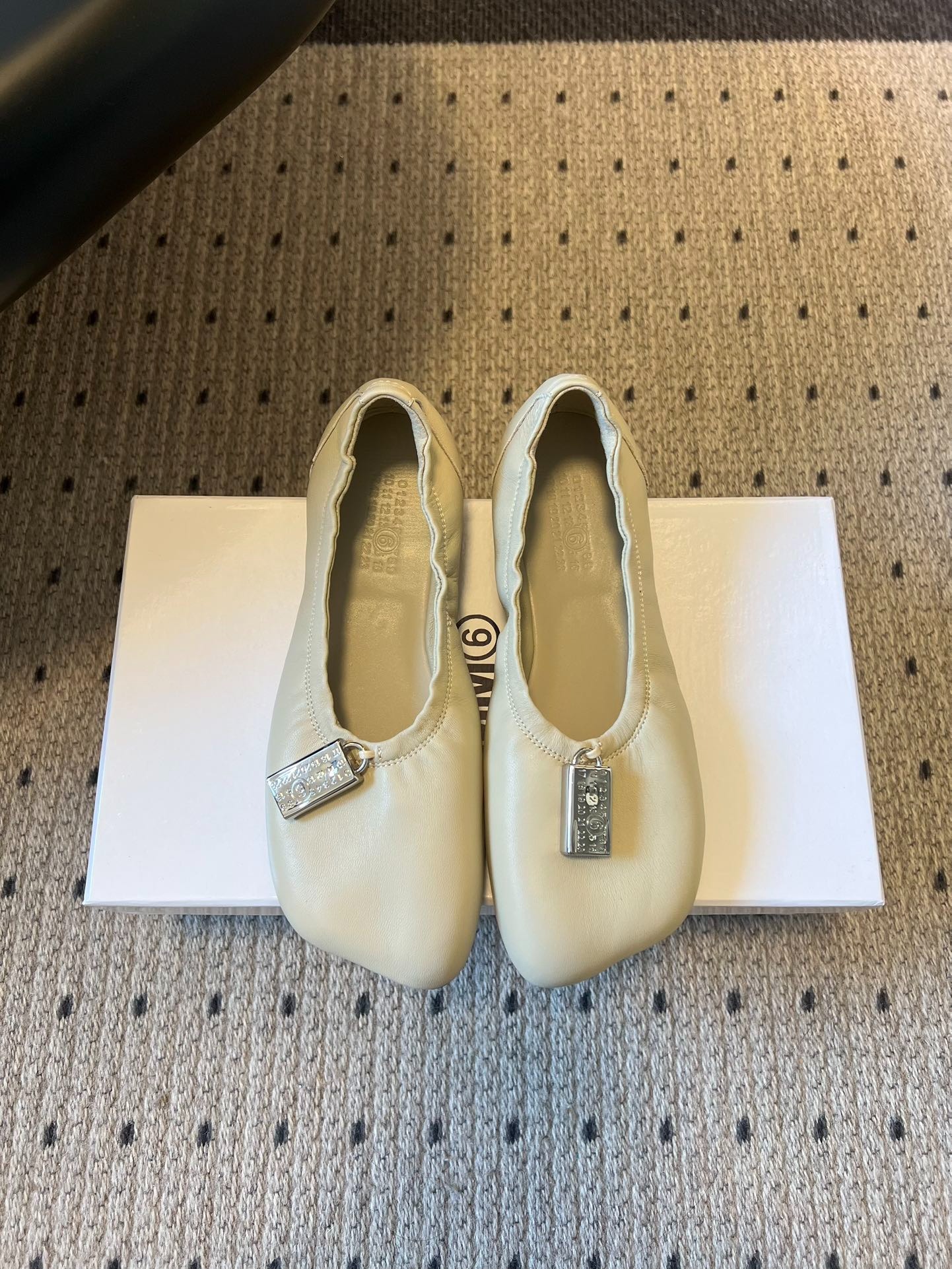 메종마르지엘라 26ss 메탈 발레 플랫