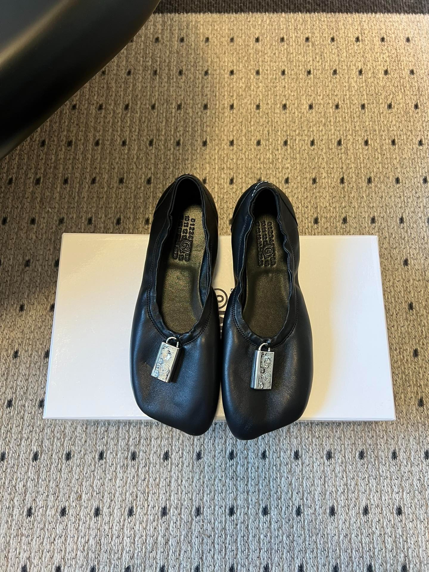 메종마르지엘라 26ss 메탈 발레 플랫