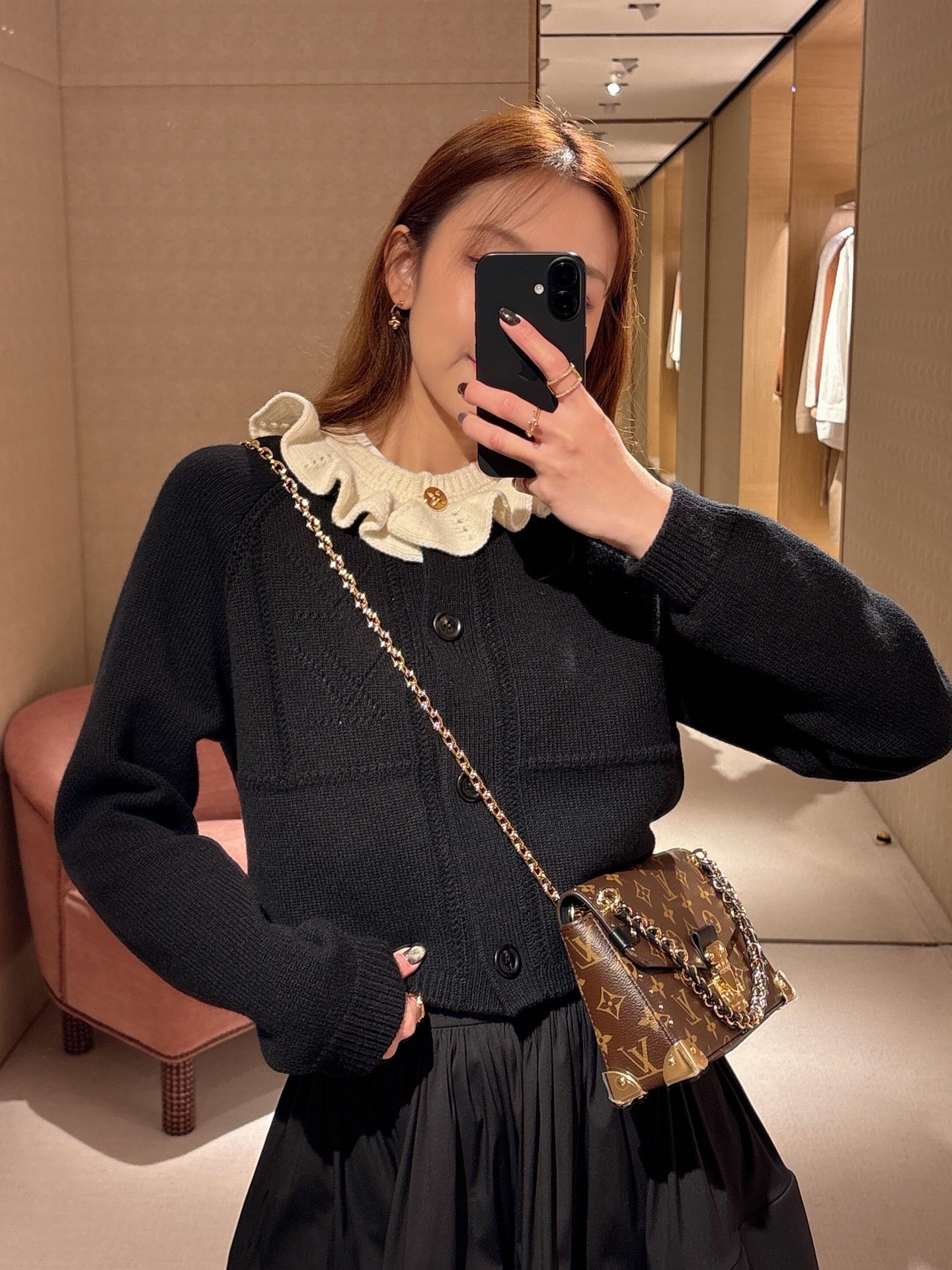 루이비통 26SS 프릴넥 숏니트 가디건