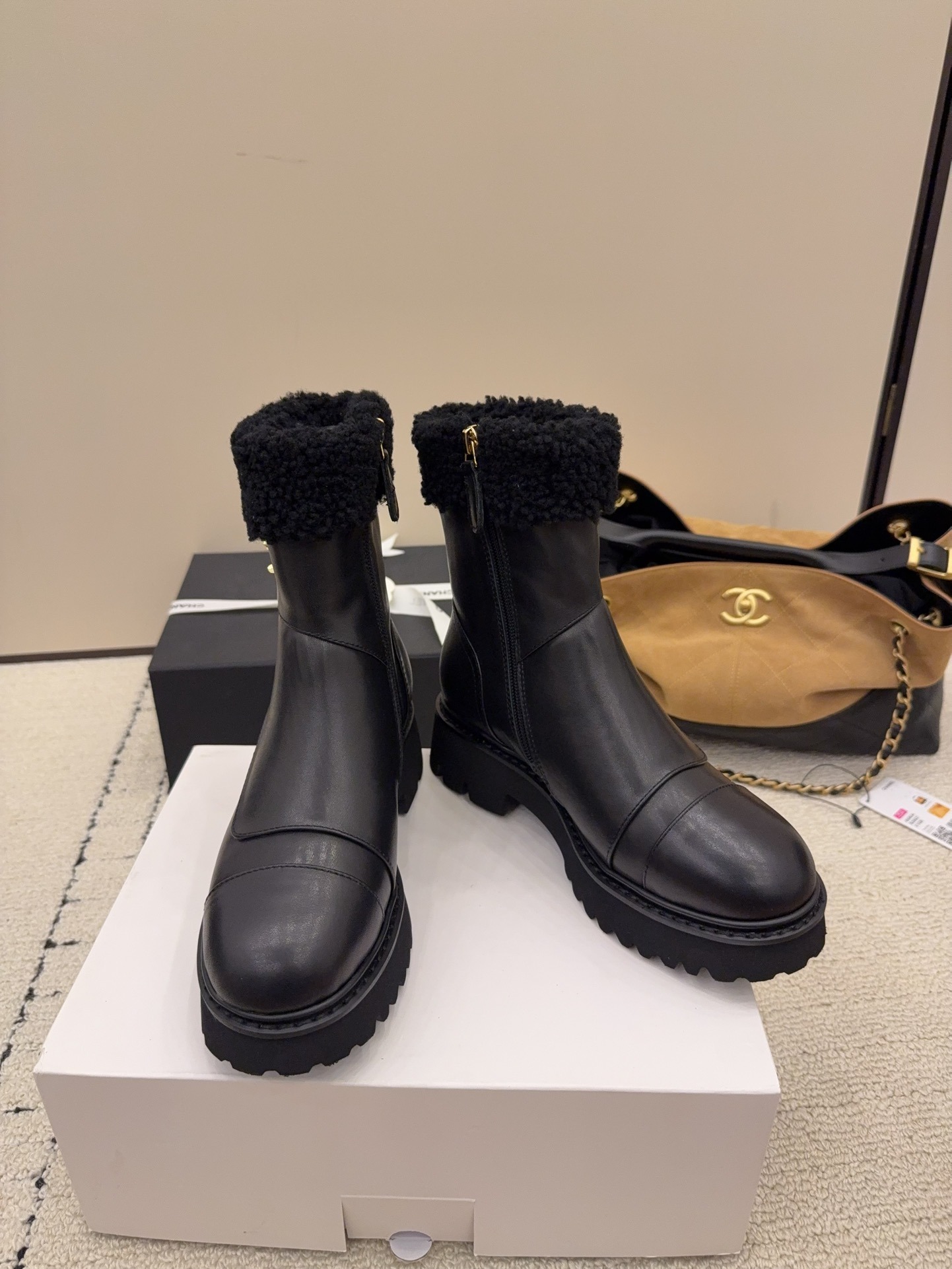 샤넬 26 신상 양털 통굽 앵클부츠