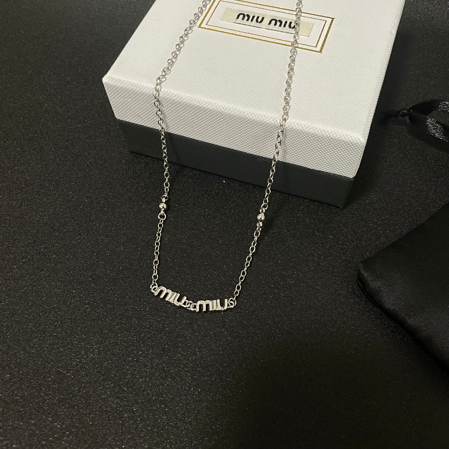 미우미우 이니셜 목걸이
