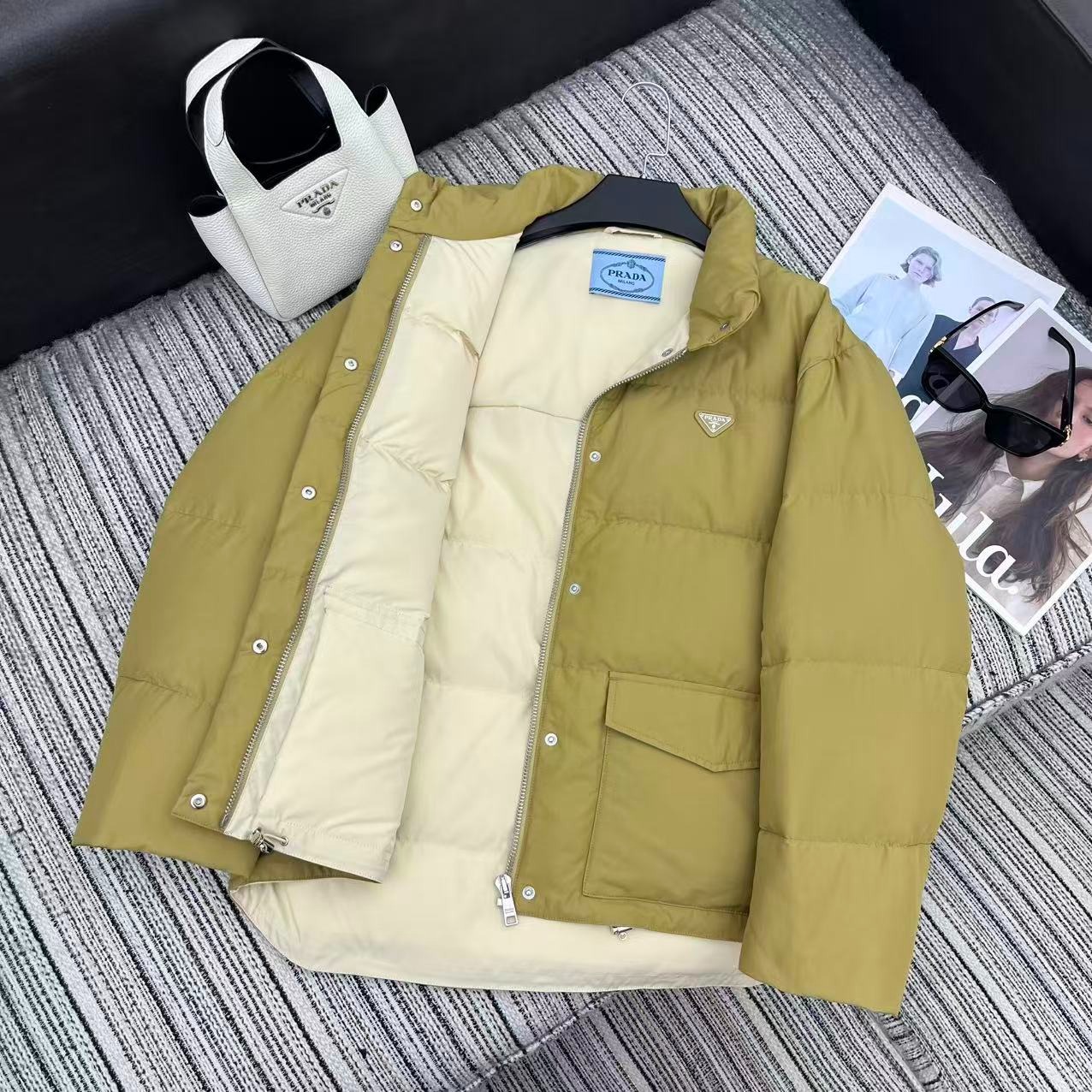 프라다 신상 하이넥 패딩 자켓