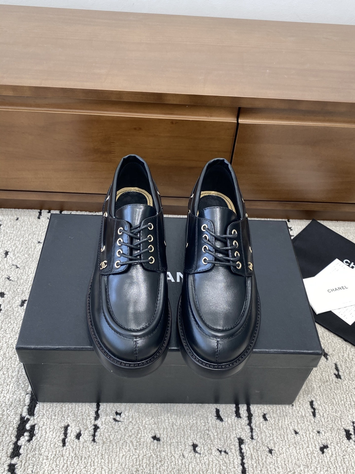 샤넬 26 신상 레이스업 로퍼