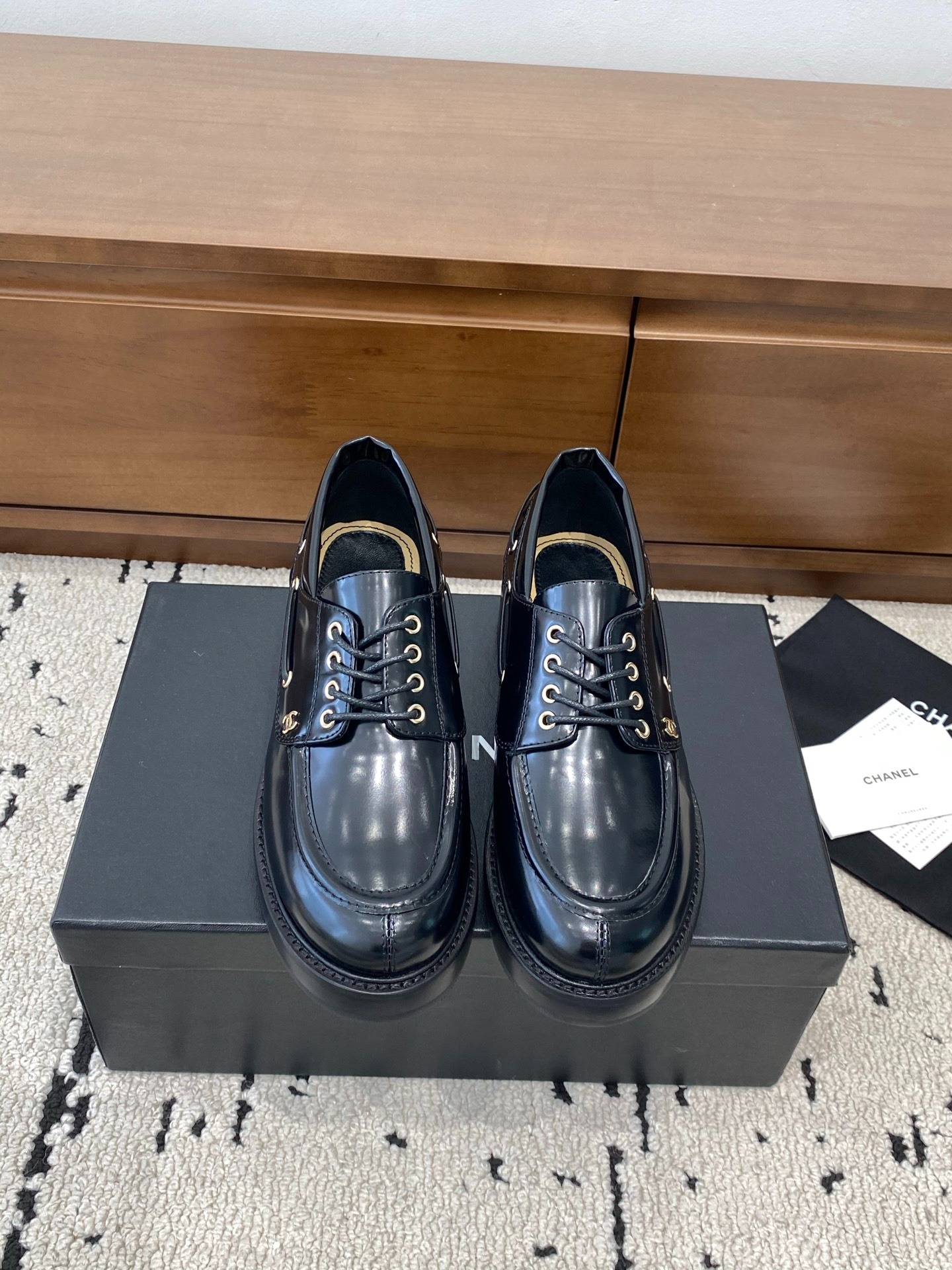 샤넬 26 신상 레이스업 로퍼