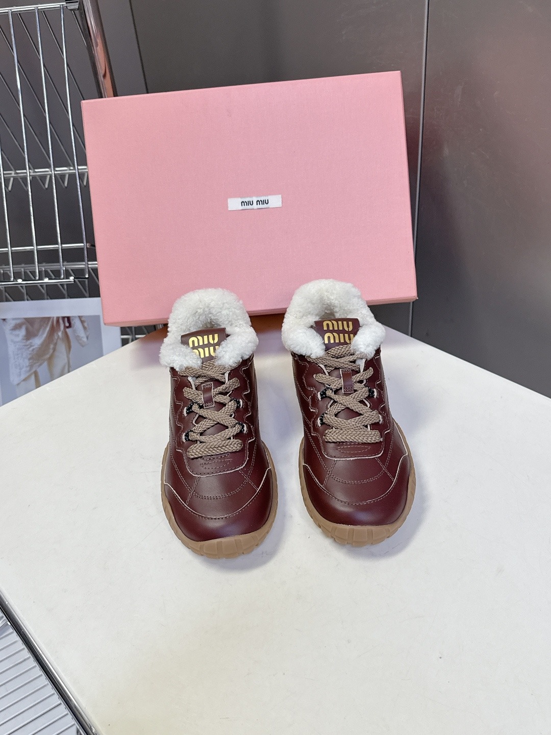 미우미우 신상 퍼 캐주얼화