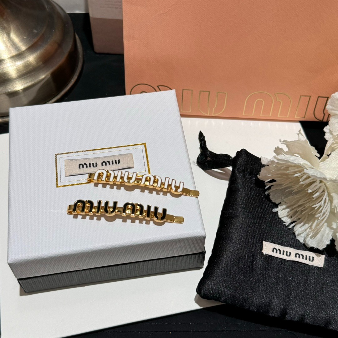 미우미우 블랙/화이트 에나멜 클립집게핀