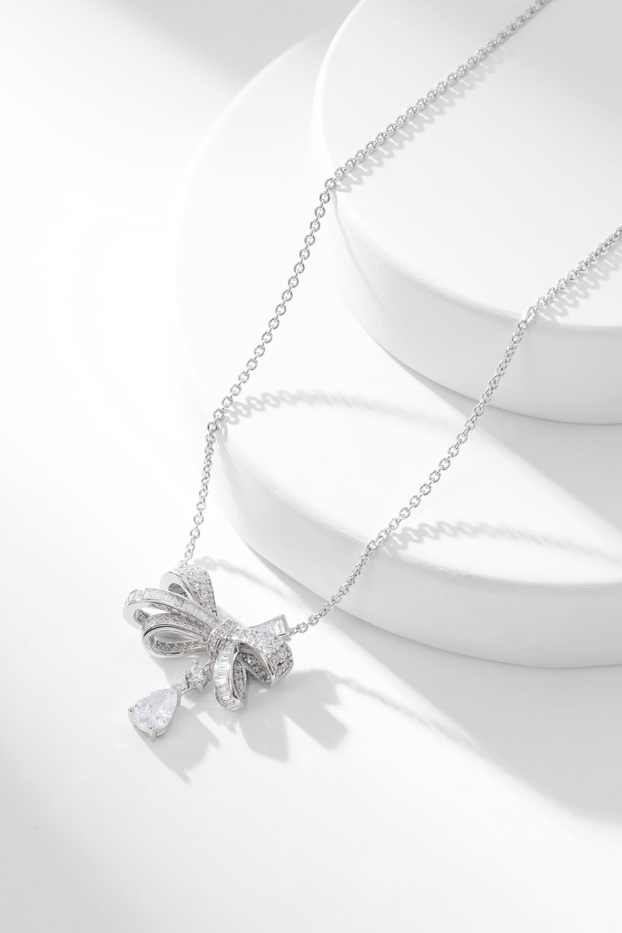 그라프 틸다의 보우 네크리스