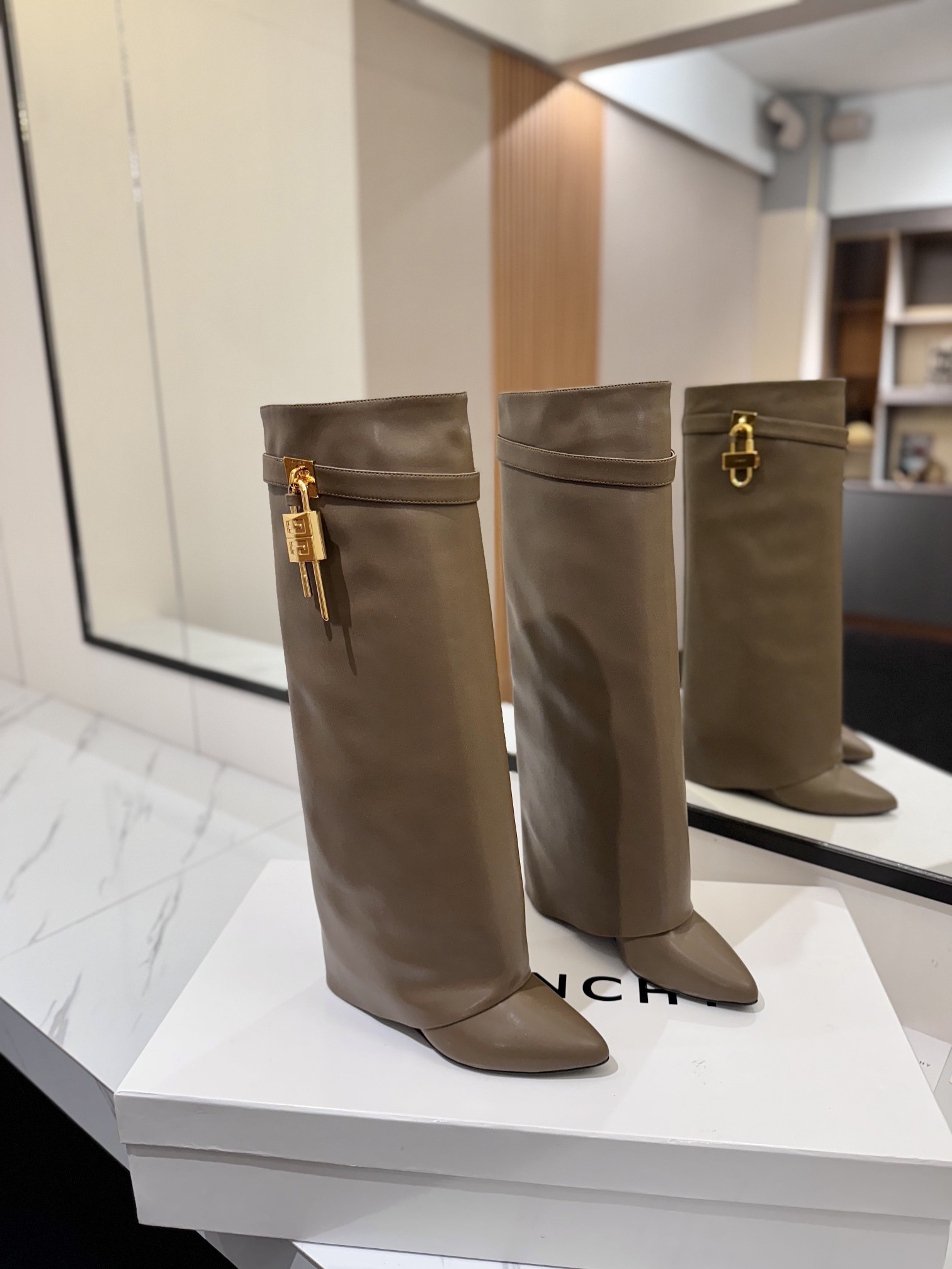 지*시 신상 샤크 락 부츠