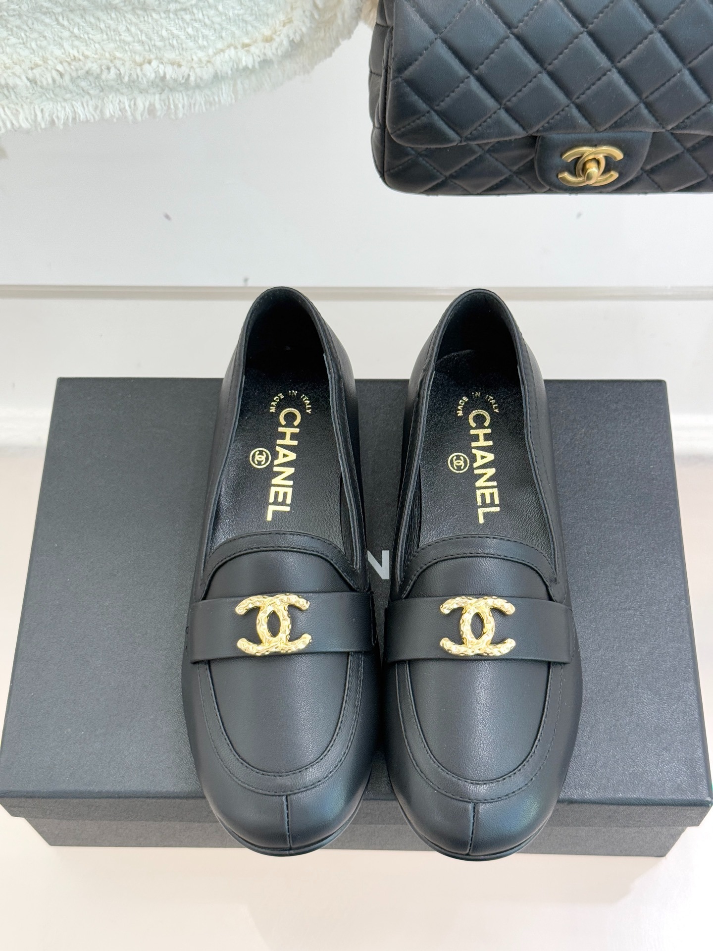 샤넬 25A 신상 돔 더블 C 로퍼