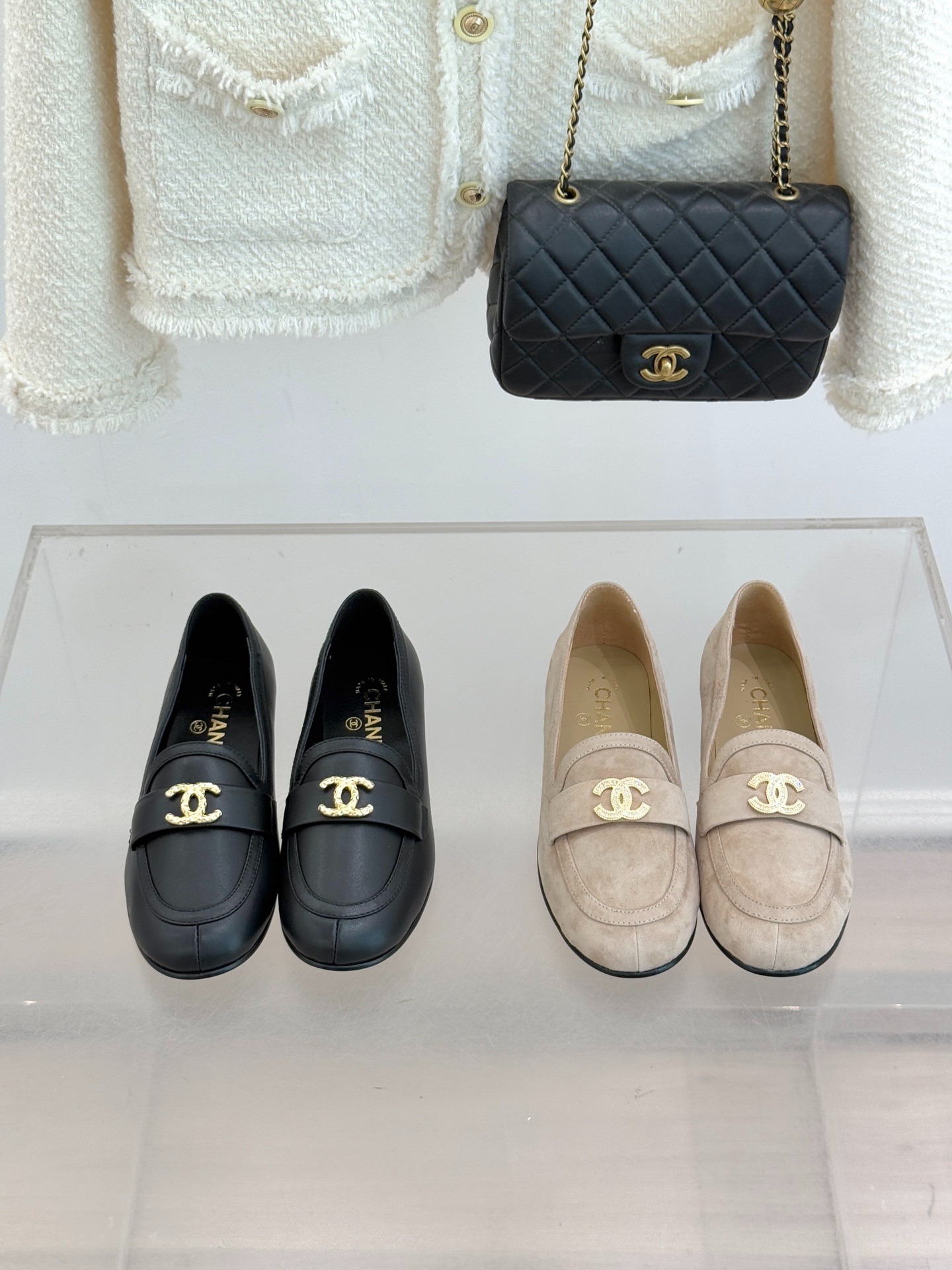 샤넬 25A 신상 돔 더블 C 로퍼