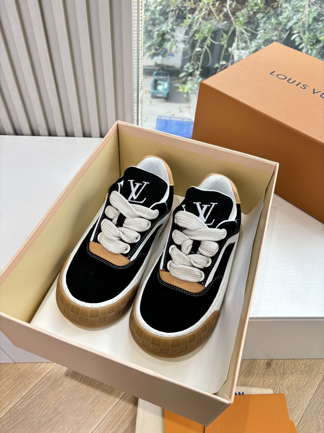 루이비통 틸티드 스니커즈