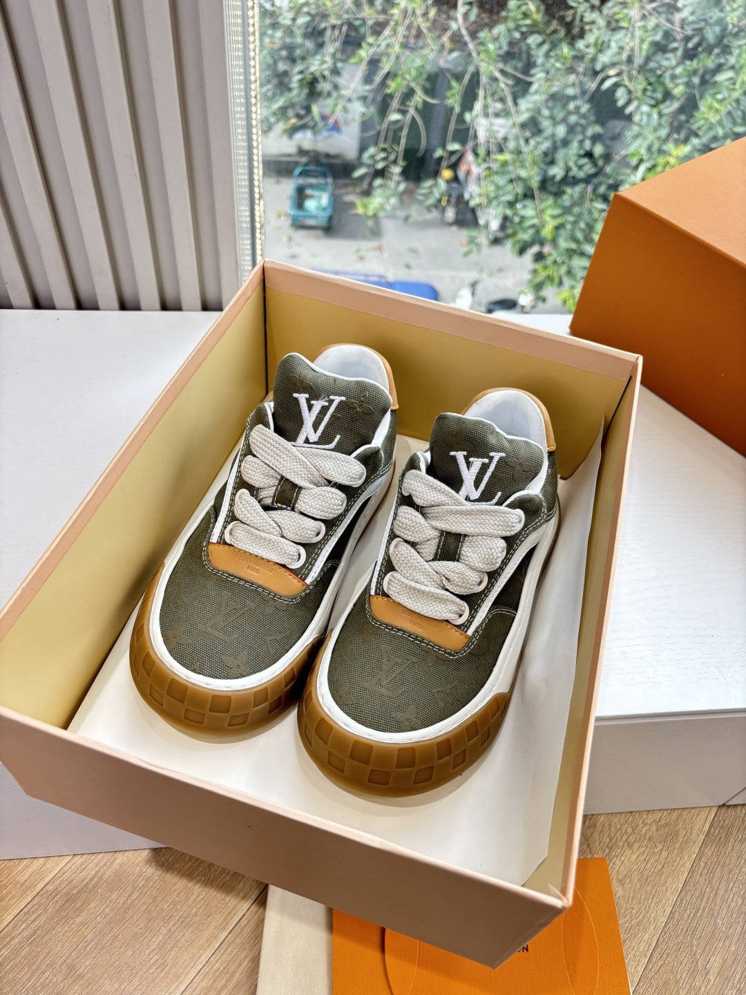 루이비통 틸티드 스니커즈