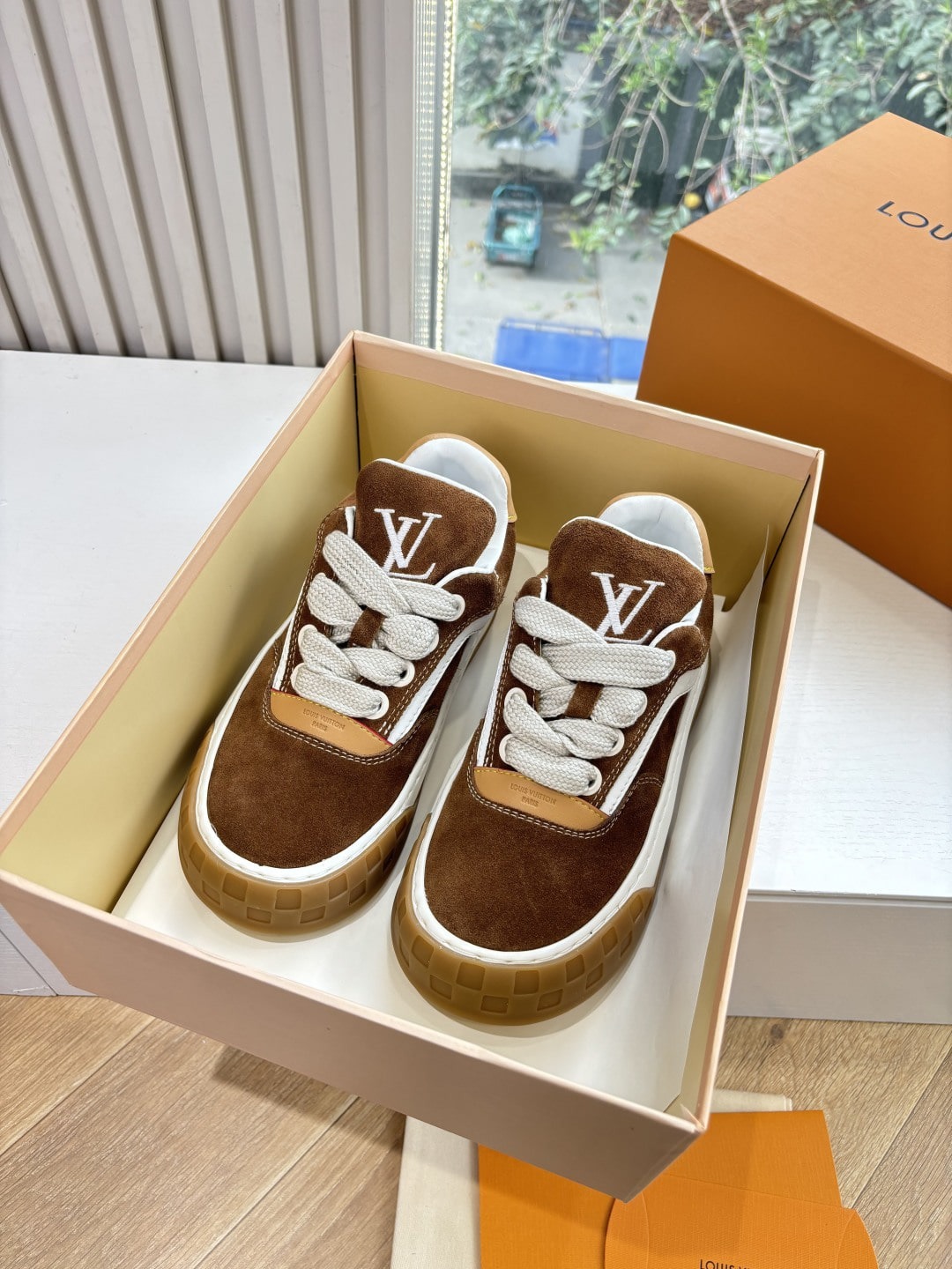 루이비통 틸티드 스니커즈