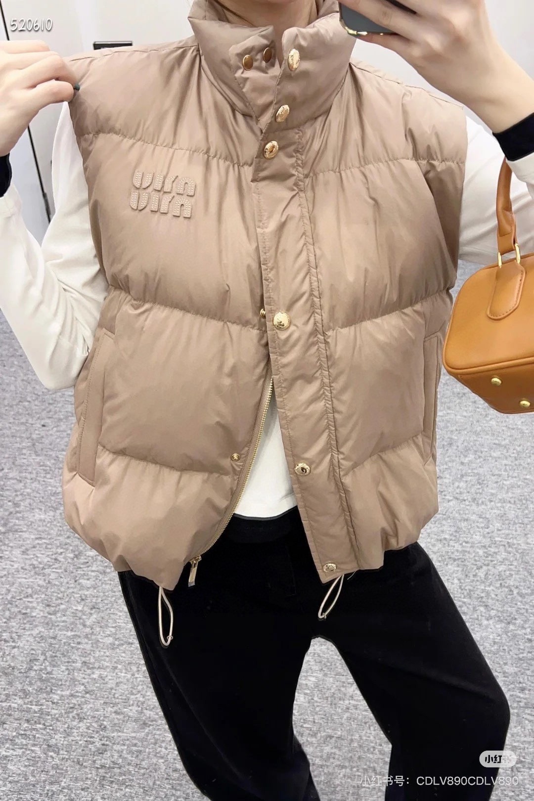 미우미우 아플리케 하이넥 패딩 베스트