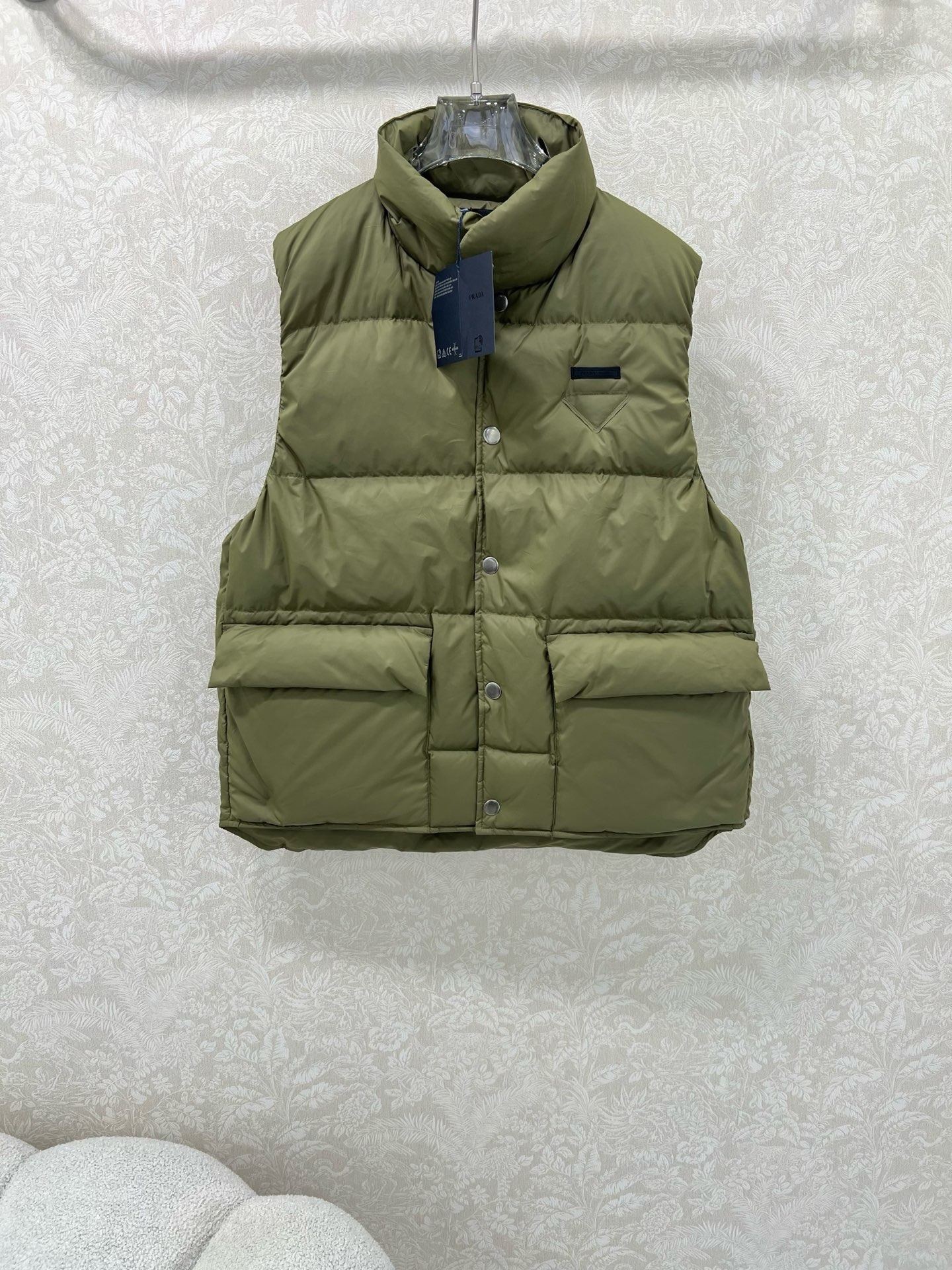 프라다 신상 롤업 패딩 조끼