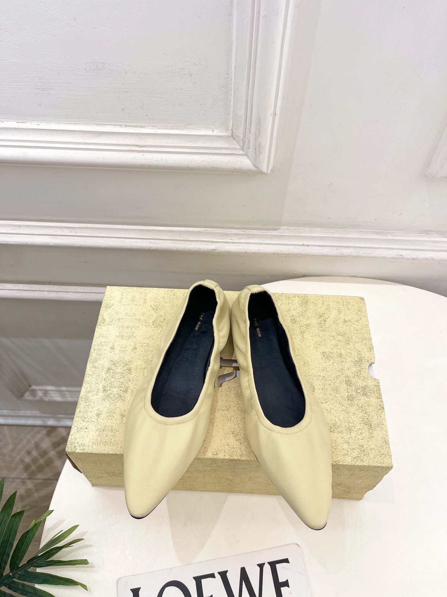 더로우 26 봄여름 신상 스틸레토 플랫