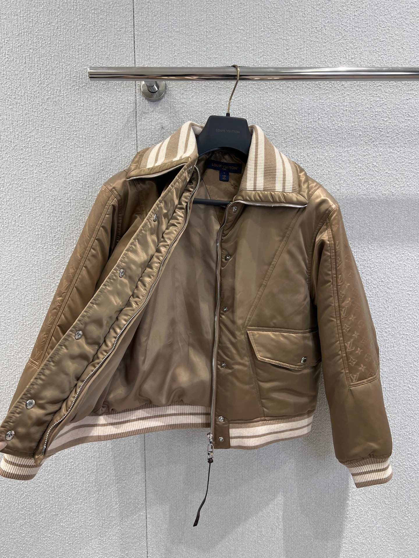 루이비통 25FW 신상 패티드 보머 재킷