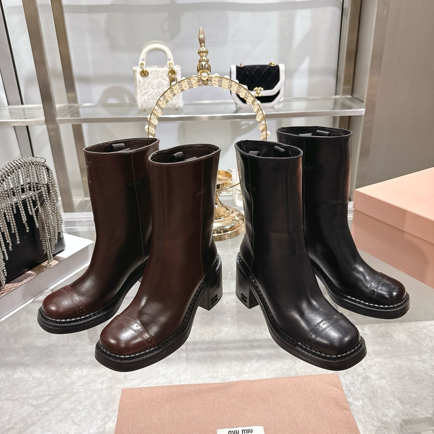 미우미우 신상 빈티지 가죽 앵클부츠