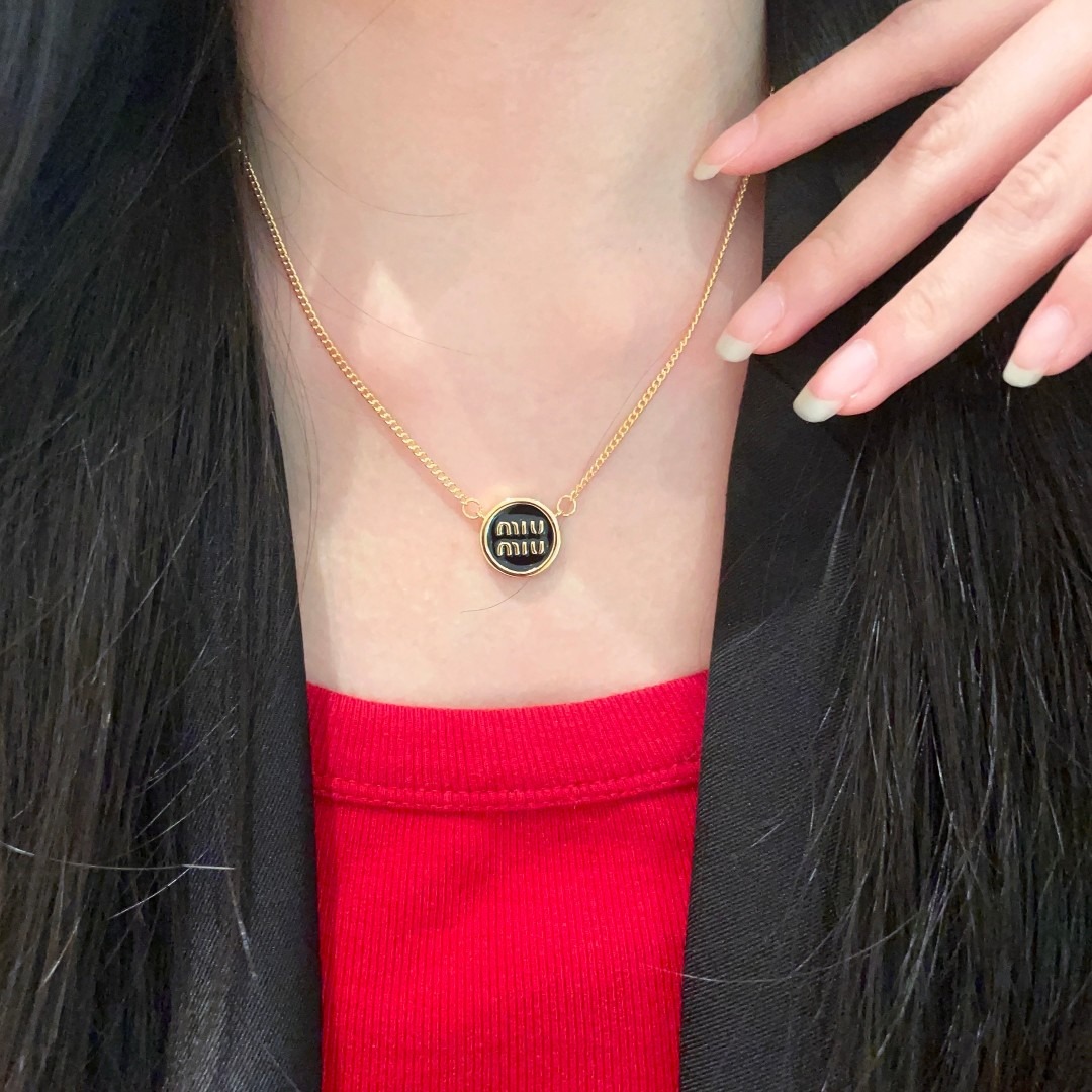 미우미우 이니셜 목걸이