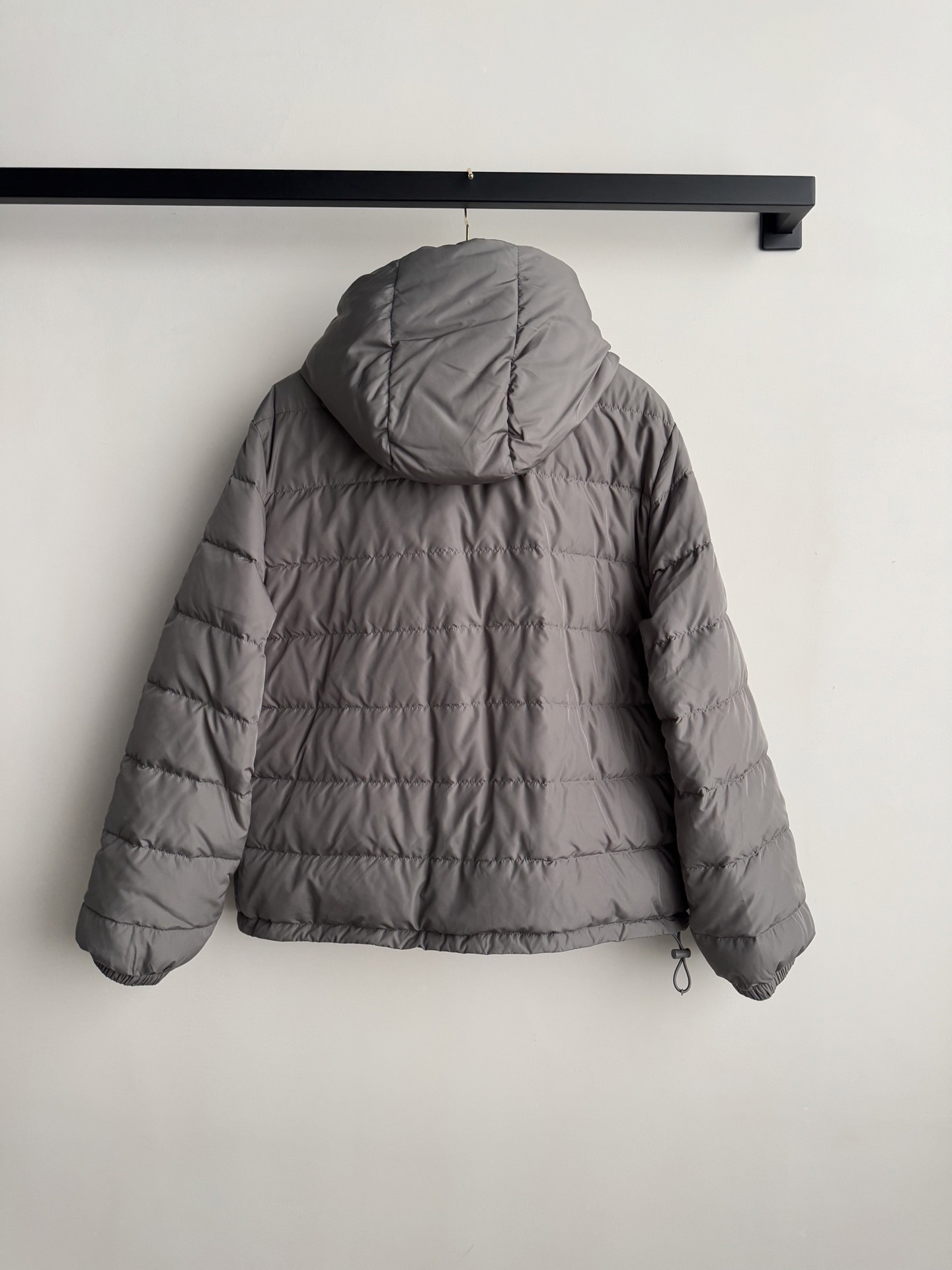 미우미우 25Fw 신상 로고 슬림 후드 패딩