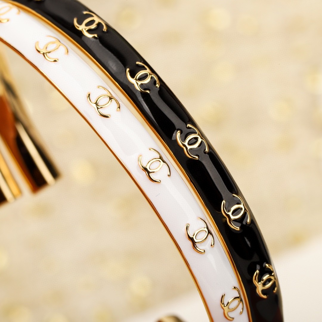 샤넬 흑백 레터링 팔찌