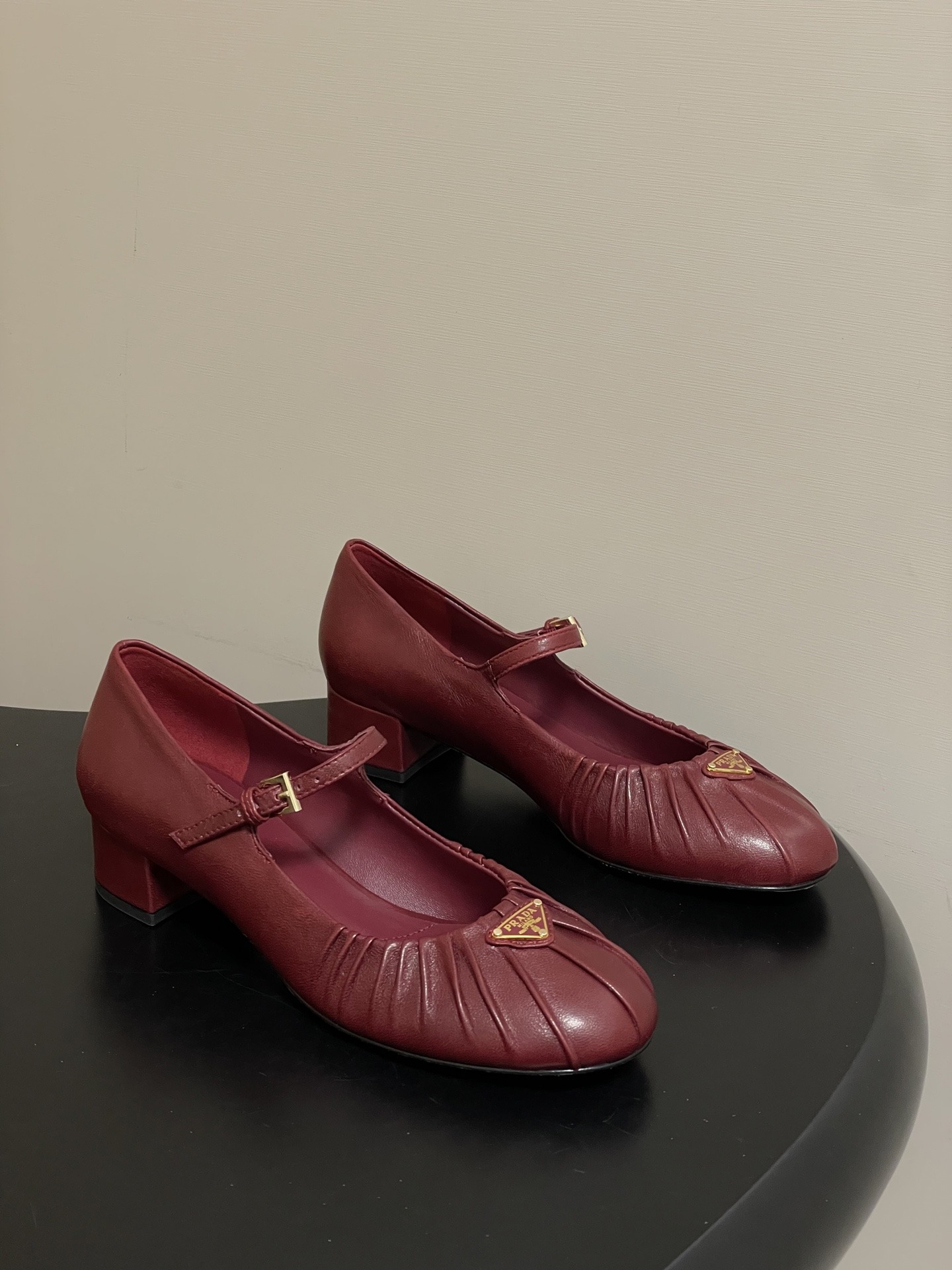 프라다 26S 봄여름 신상 클래식 통굽 샌들