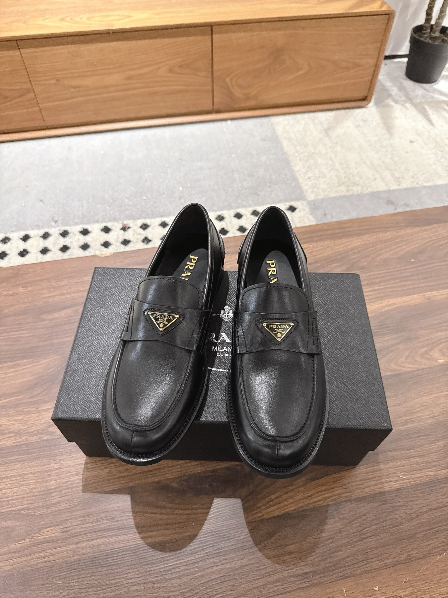 프라다 브러시드 가죽 로퍼