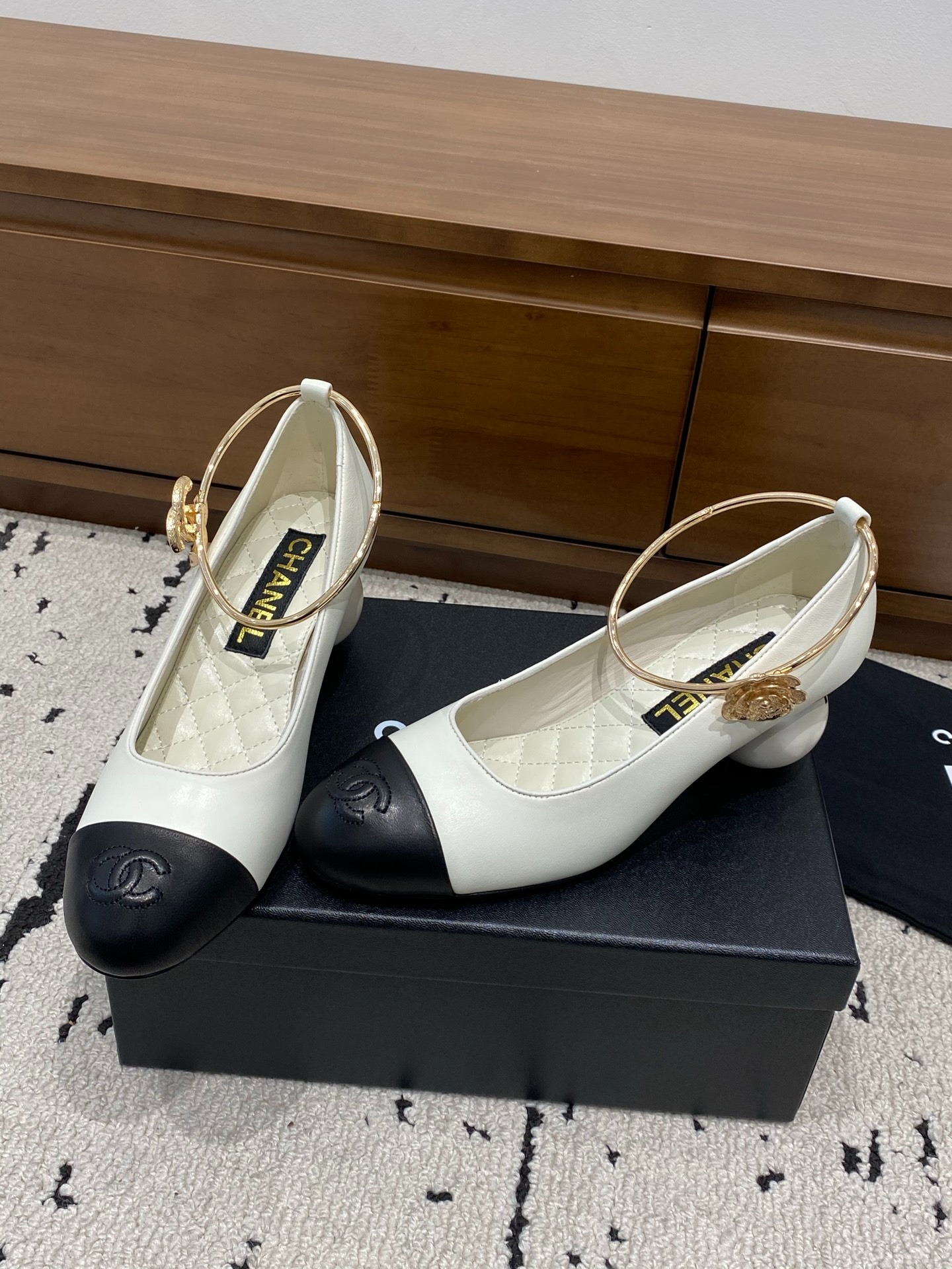 샤넬 26 뉴클래식 방울 진주굽 힐