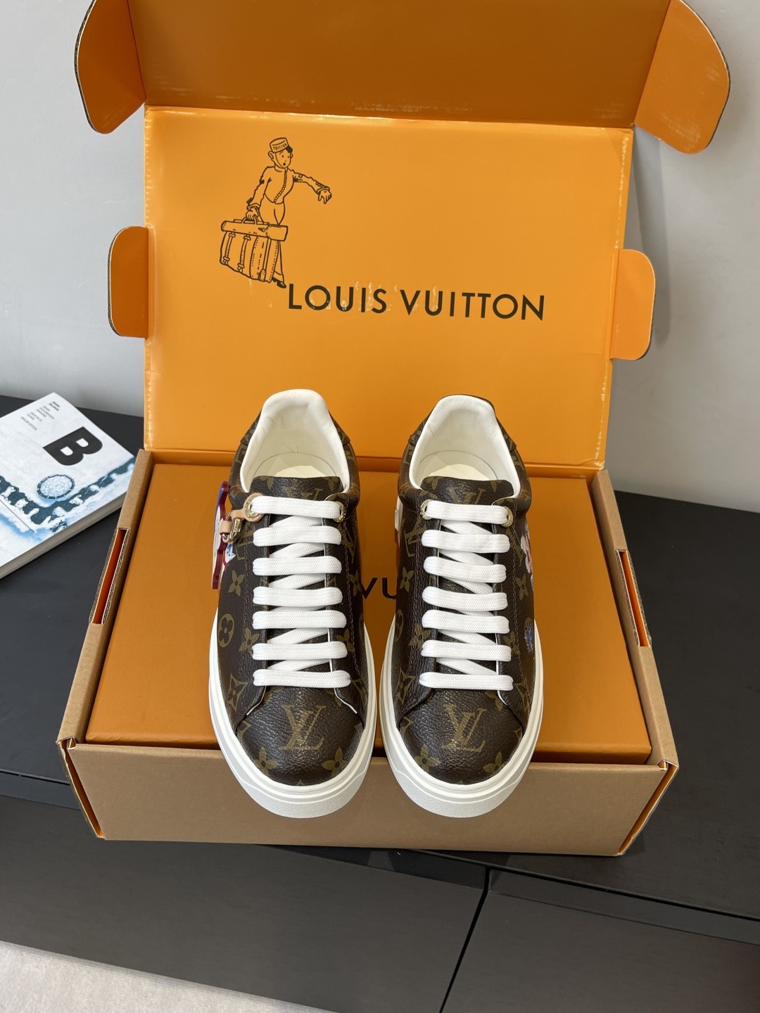 루이비통 캐주얼 스니커즈