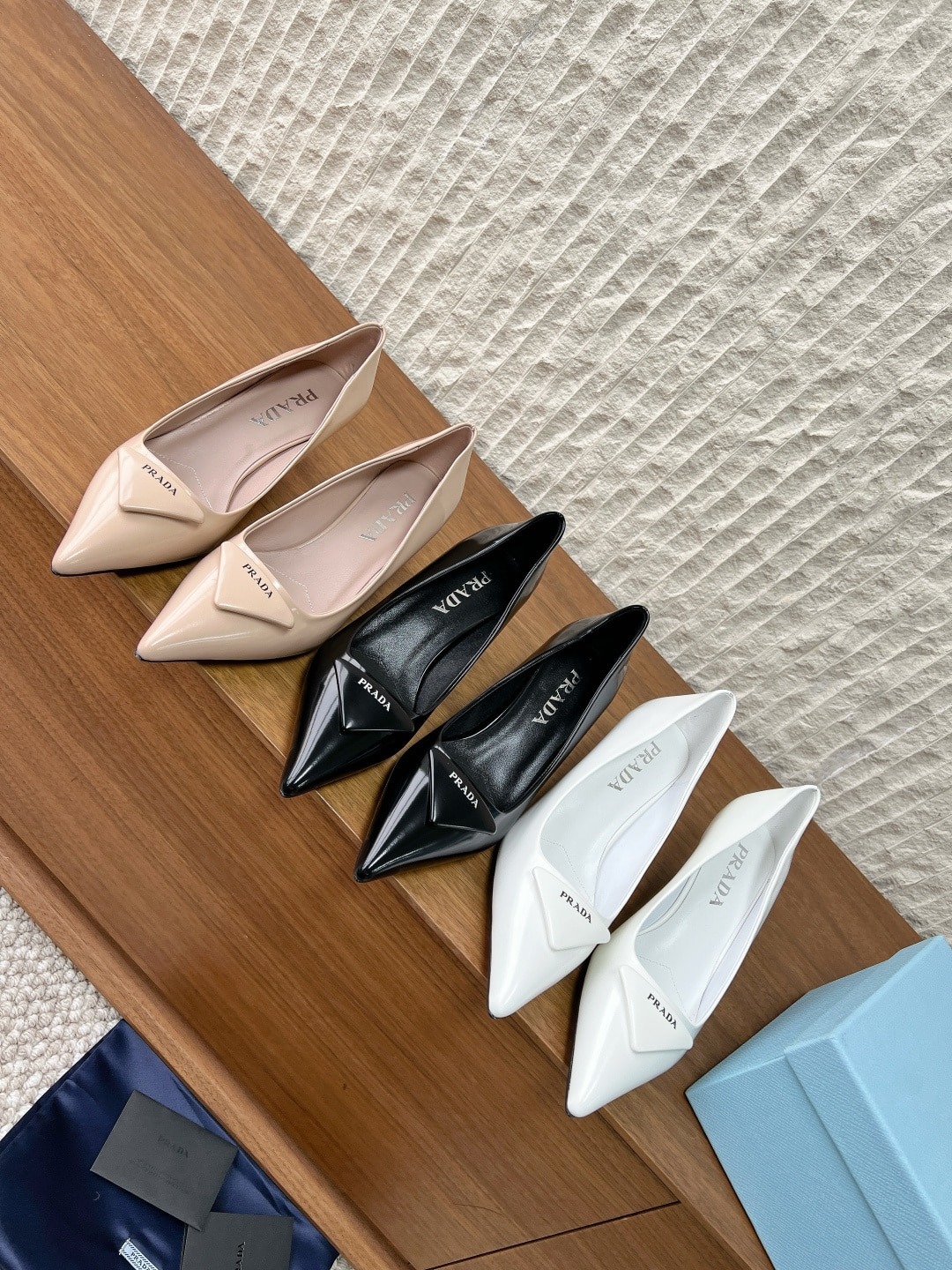 프라다 26ss 봄 신상 삼각로고 힐