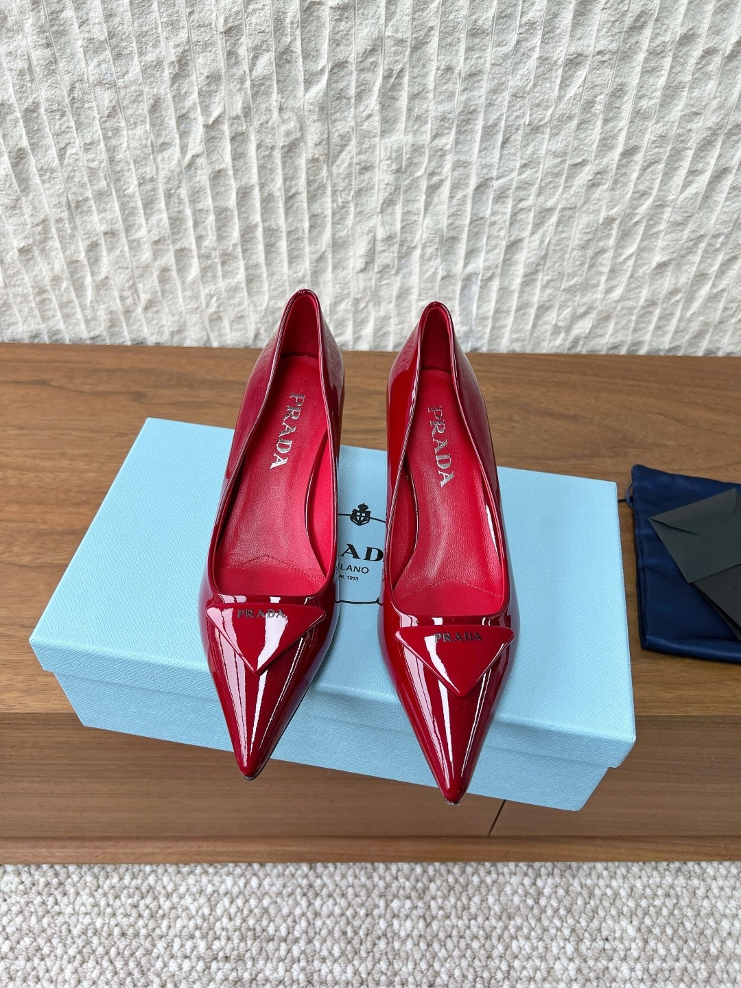 프라다 26ss 봄 신상 삼각로고 힐