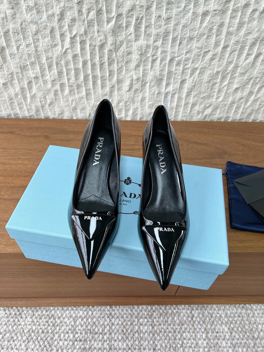 프라다 26ss 봄 신상 삼각로고 힐