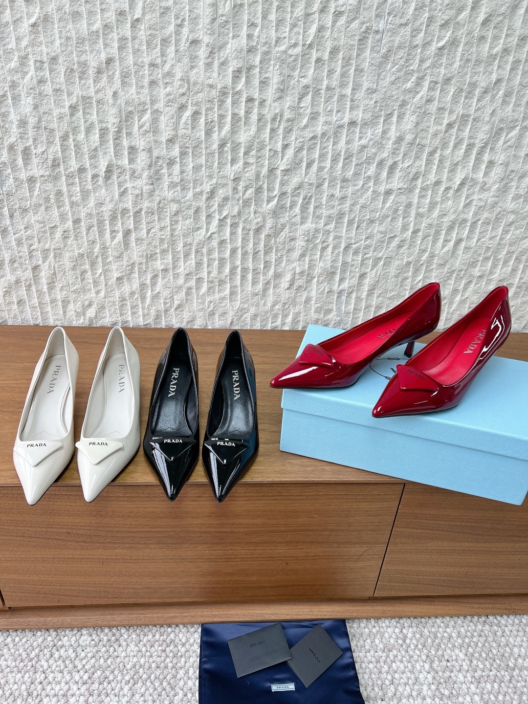 프라다 26ss 봄 신상 삼각로고 힐