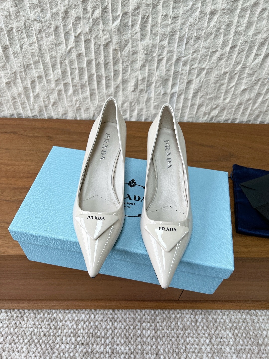 프라다 26ss 봄 신상 삼각로고 힐