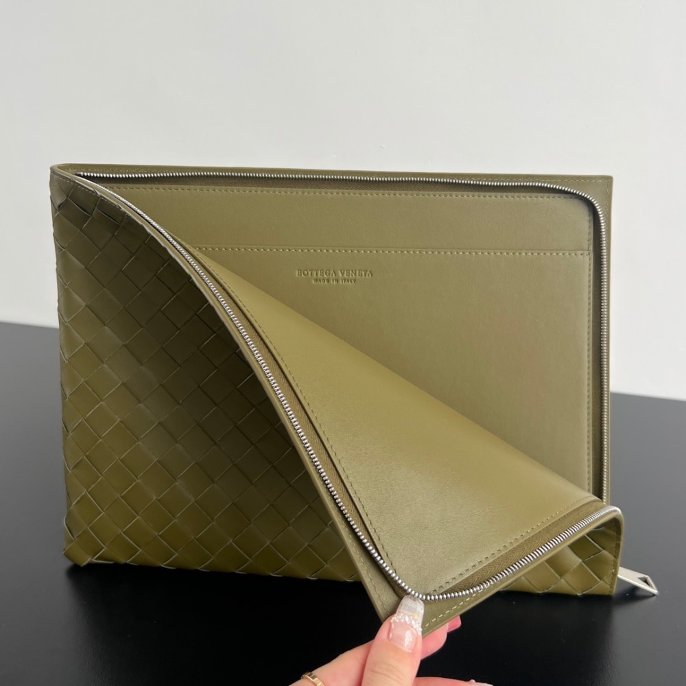 보테가베네타 남성 하프 지퍼 파우치 인트레치아토 607479