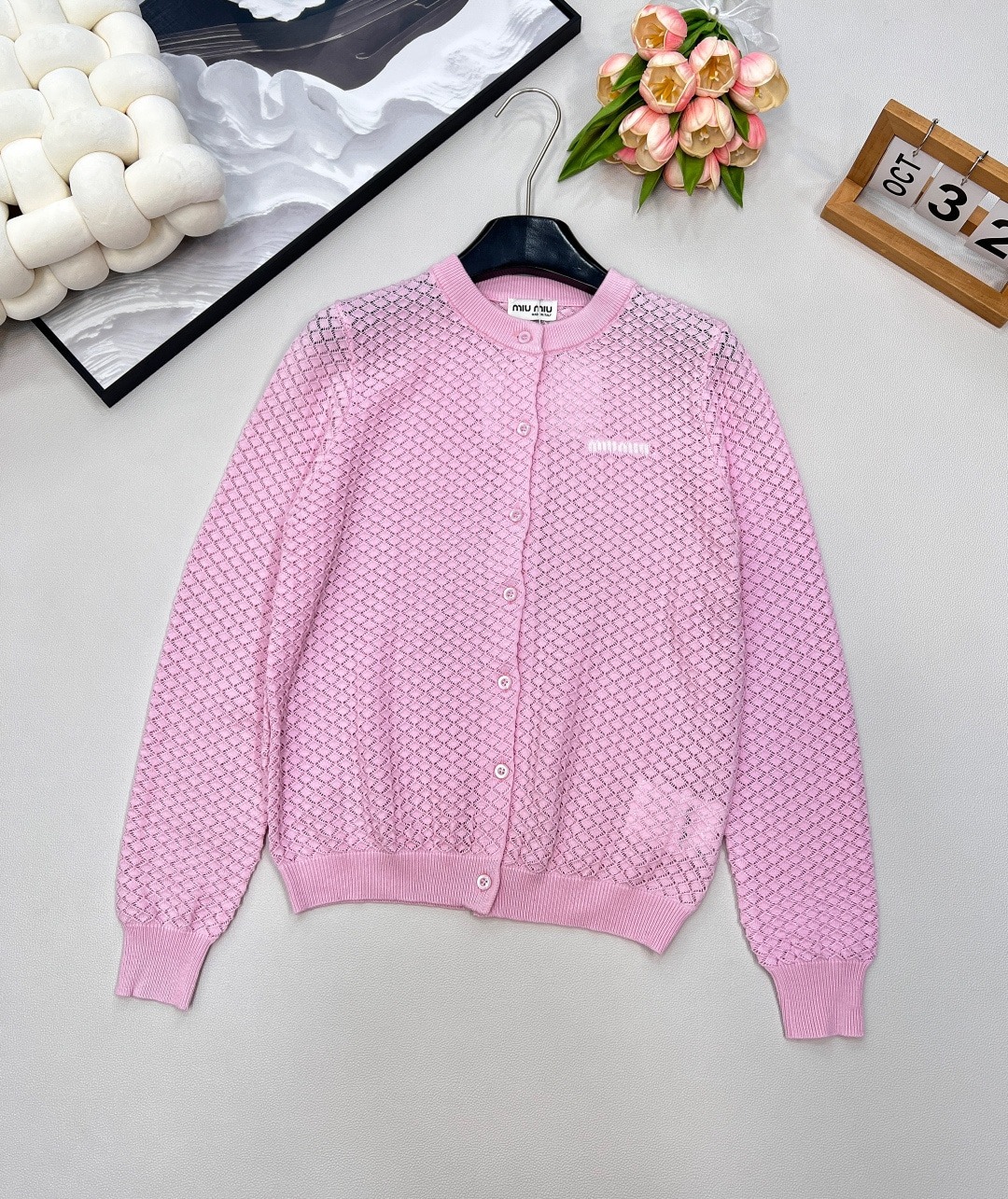 미우미우 신상 레터링 로고 가디건