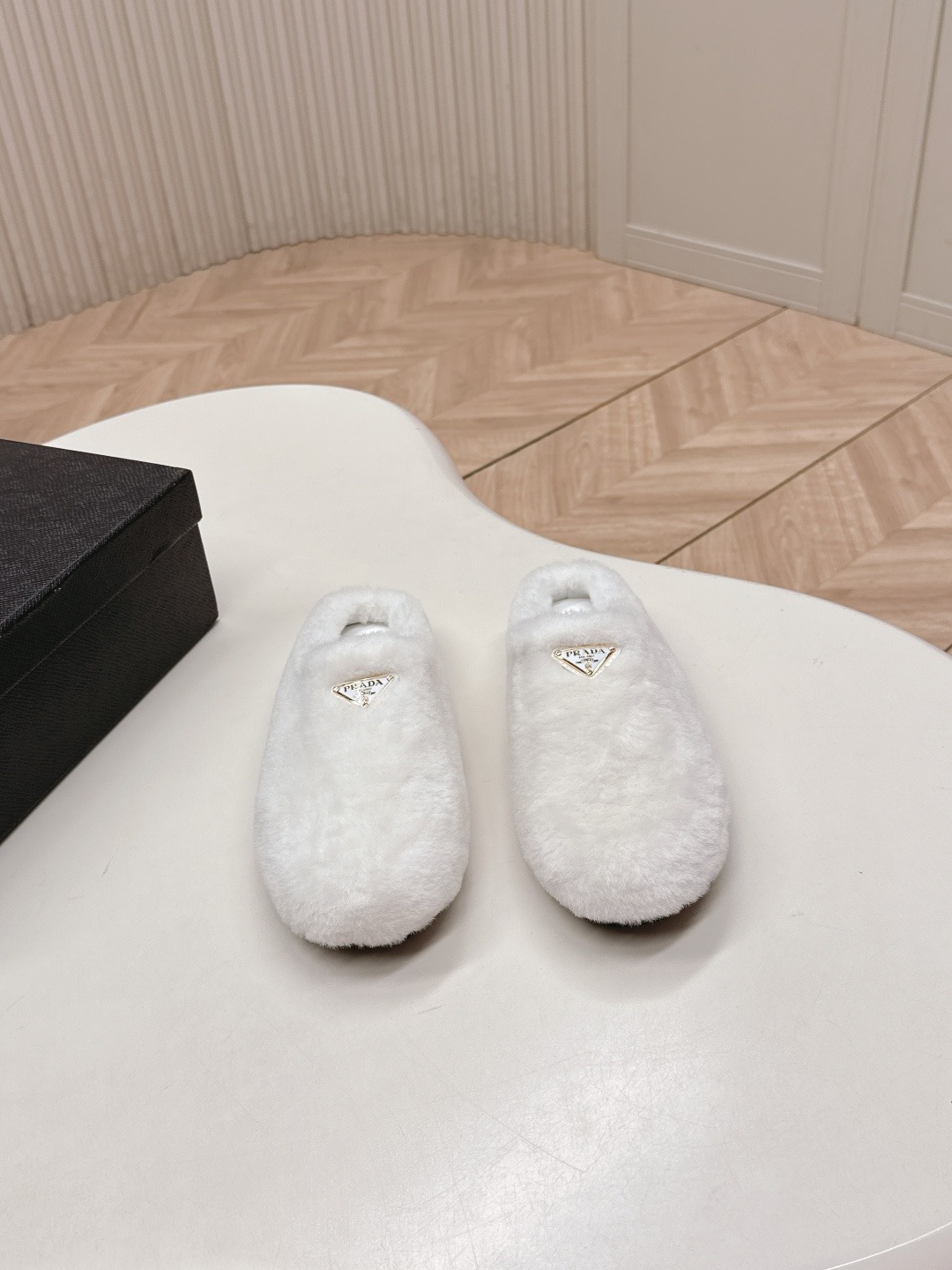 프라다 25 신상 털 세미 슬리퍼