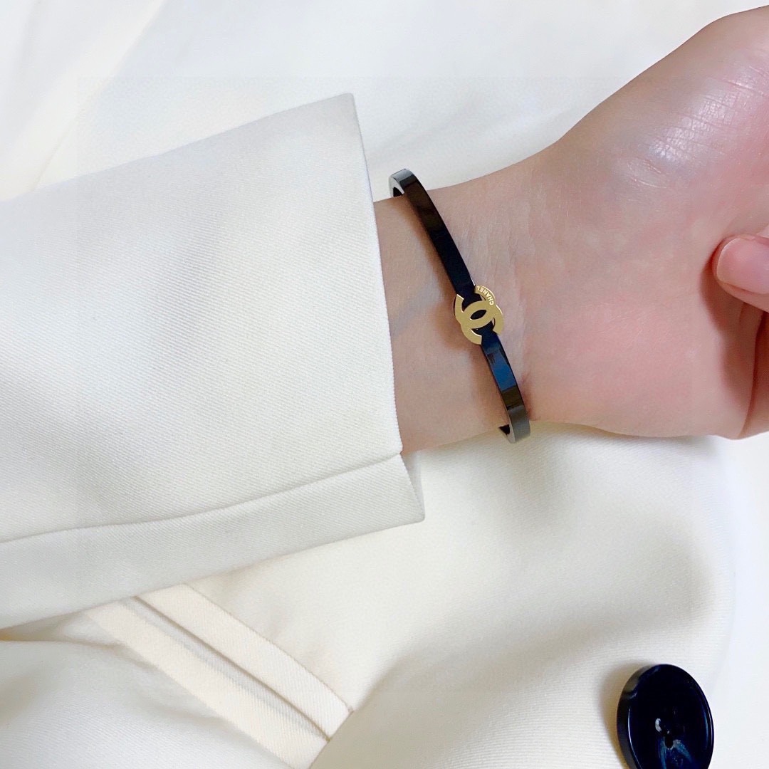 샤넬 카본 블랙 팔찌