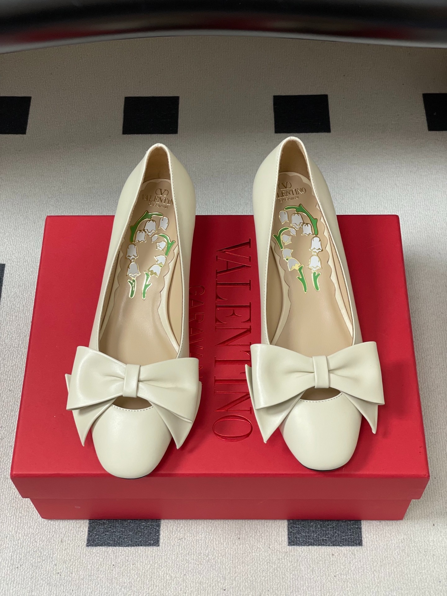 발렌티노 리본 스퀘어 단화