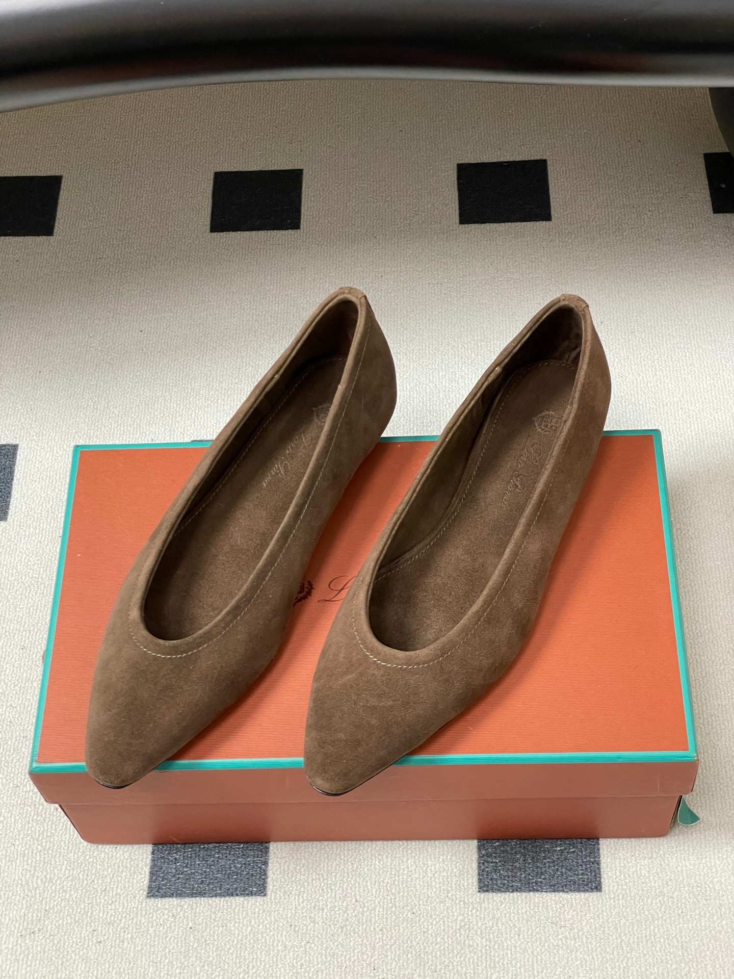 로로피아나 26s 신상 프리물라 플랫 스웨이드 단화