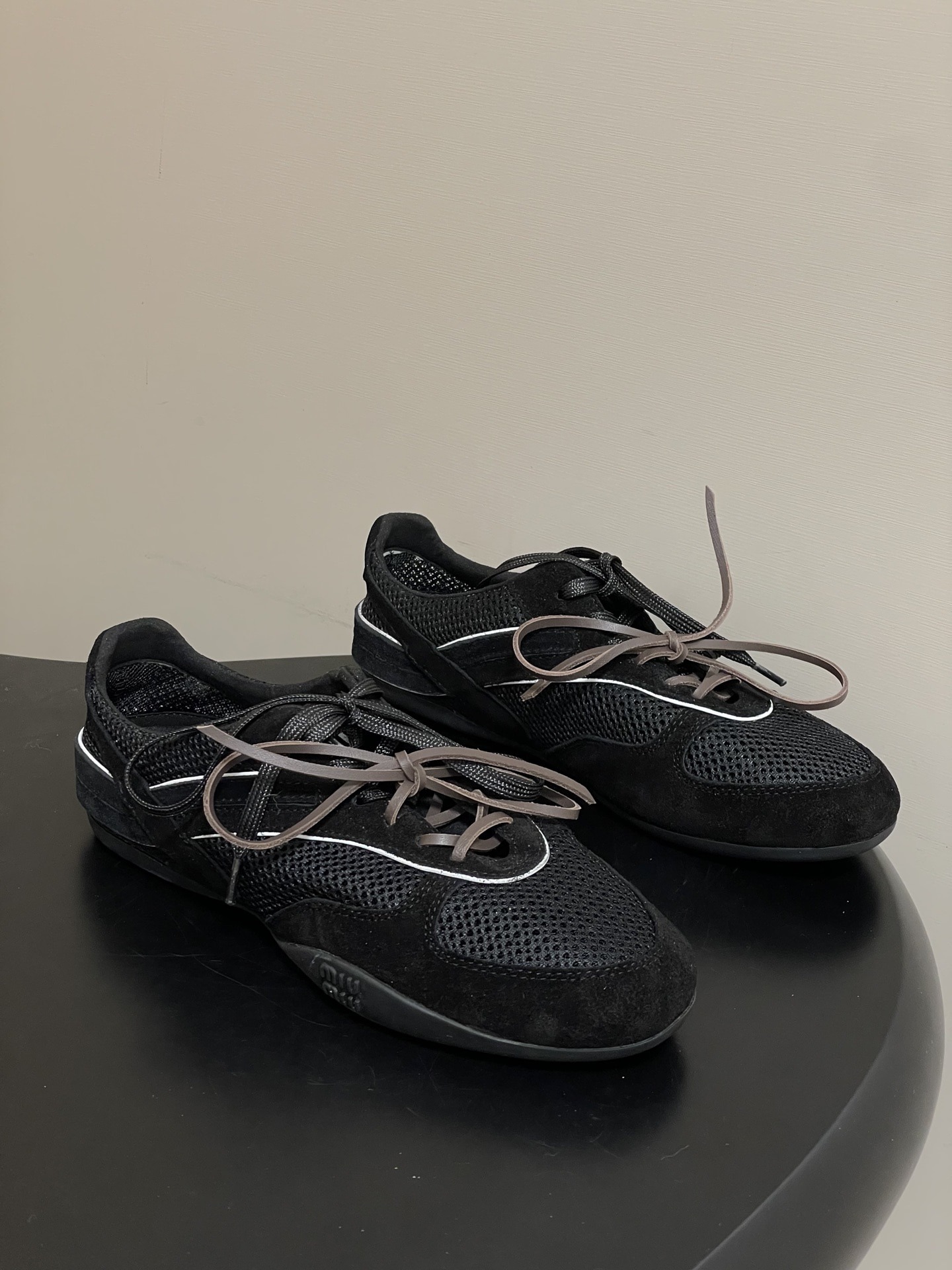 미우미우 26ss 신상 스트랩 메쉬 스니커즈